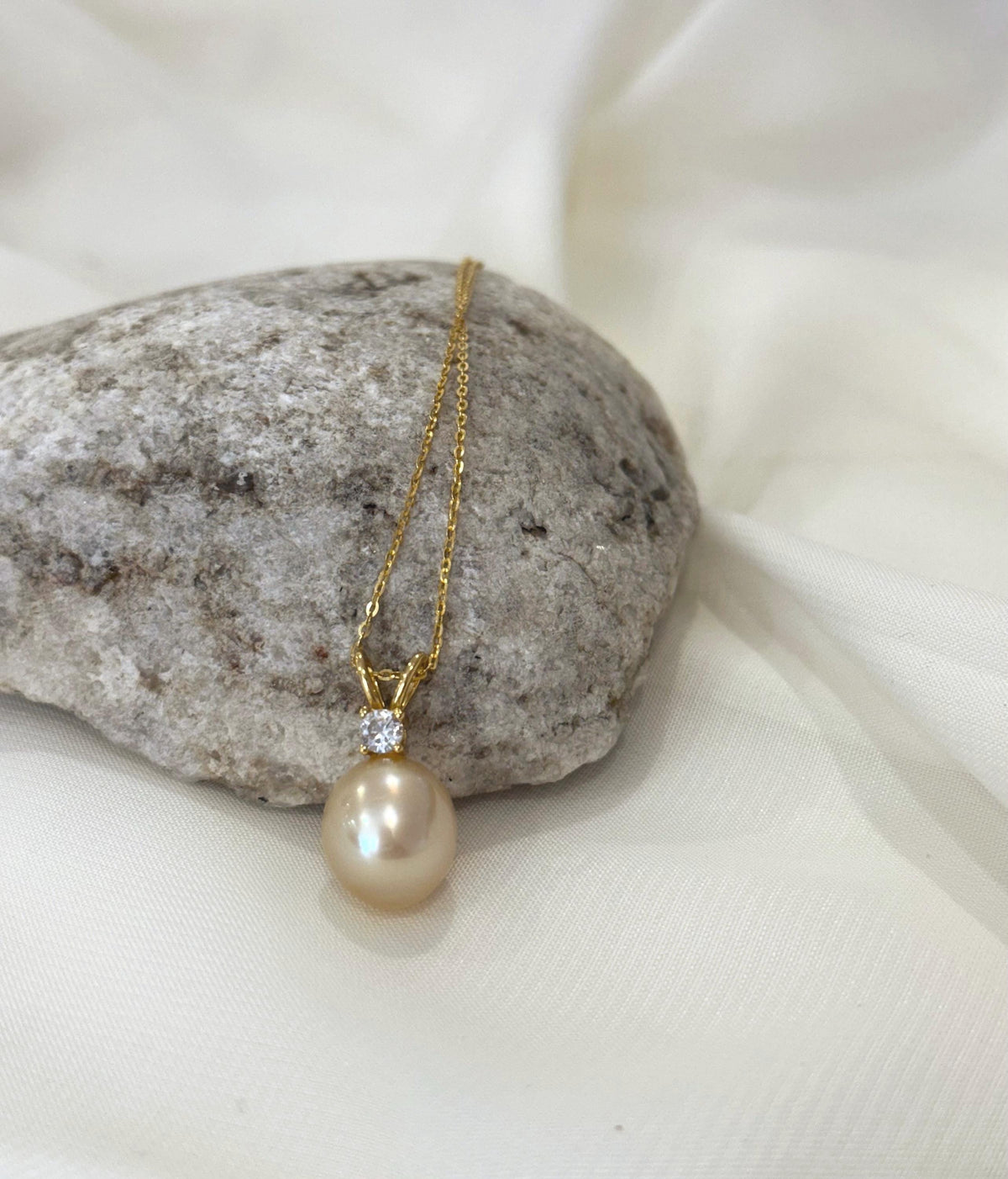 gold pendant necklace