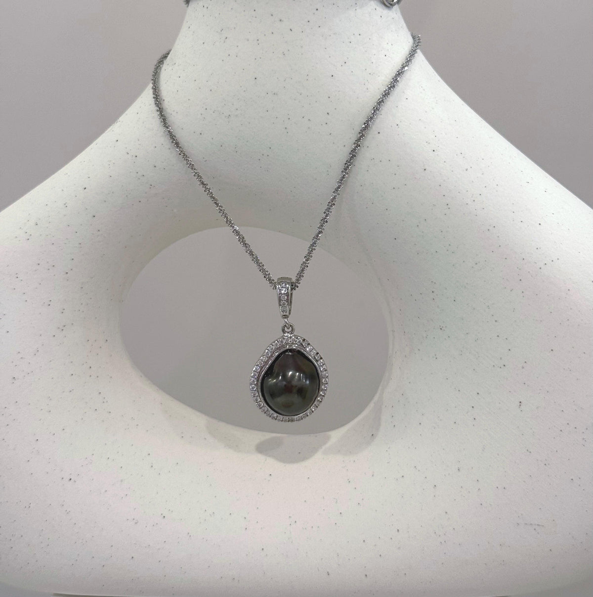 Black pearl pendant