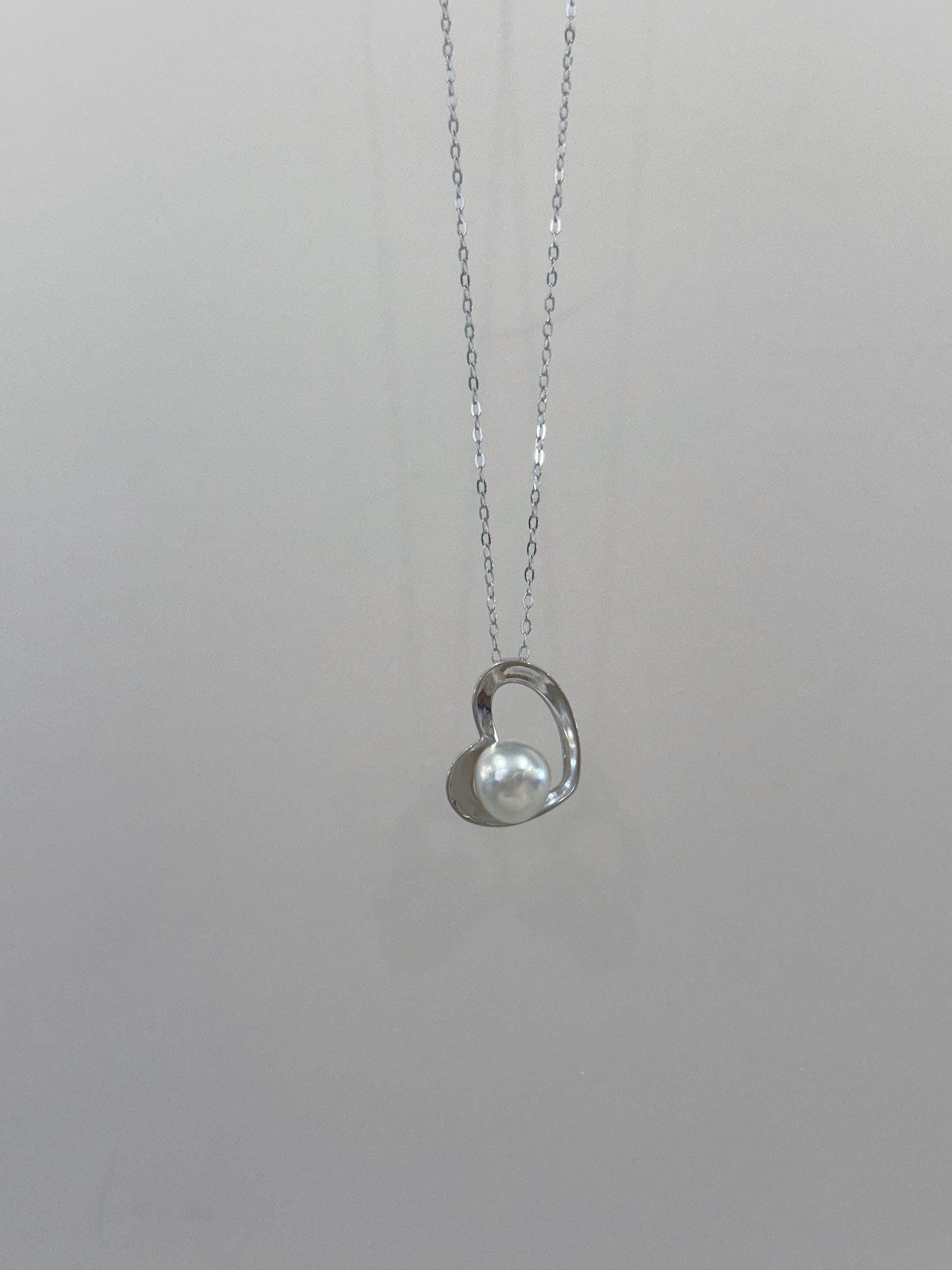 white pearl pendant necklace