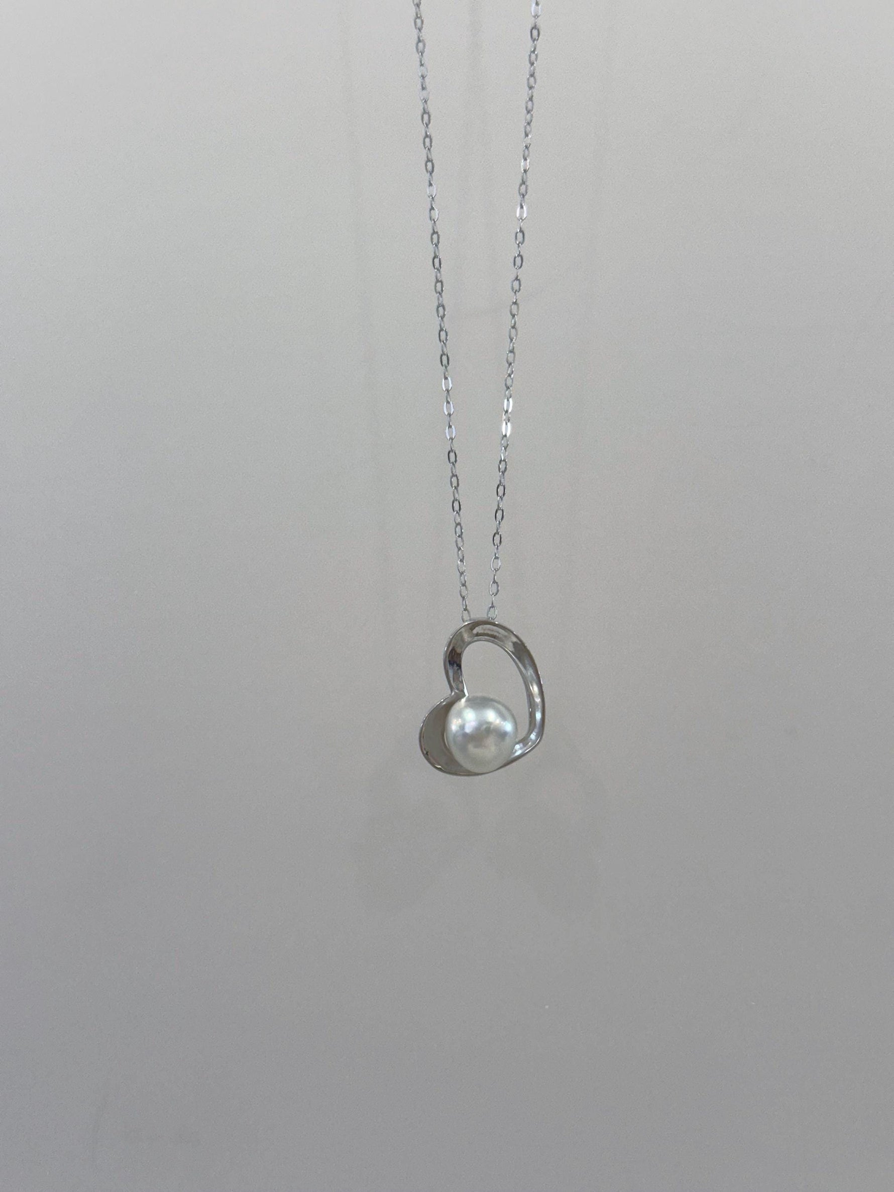 white pearl pendant necklace