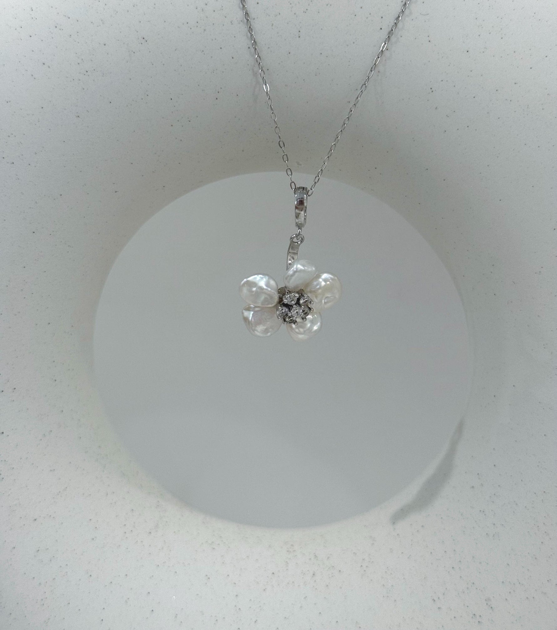 White iridescent Keshi Pearl pendant necklace set for her anniversary