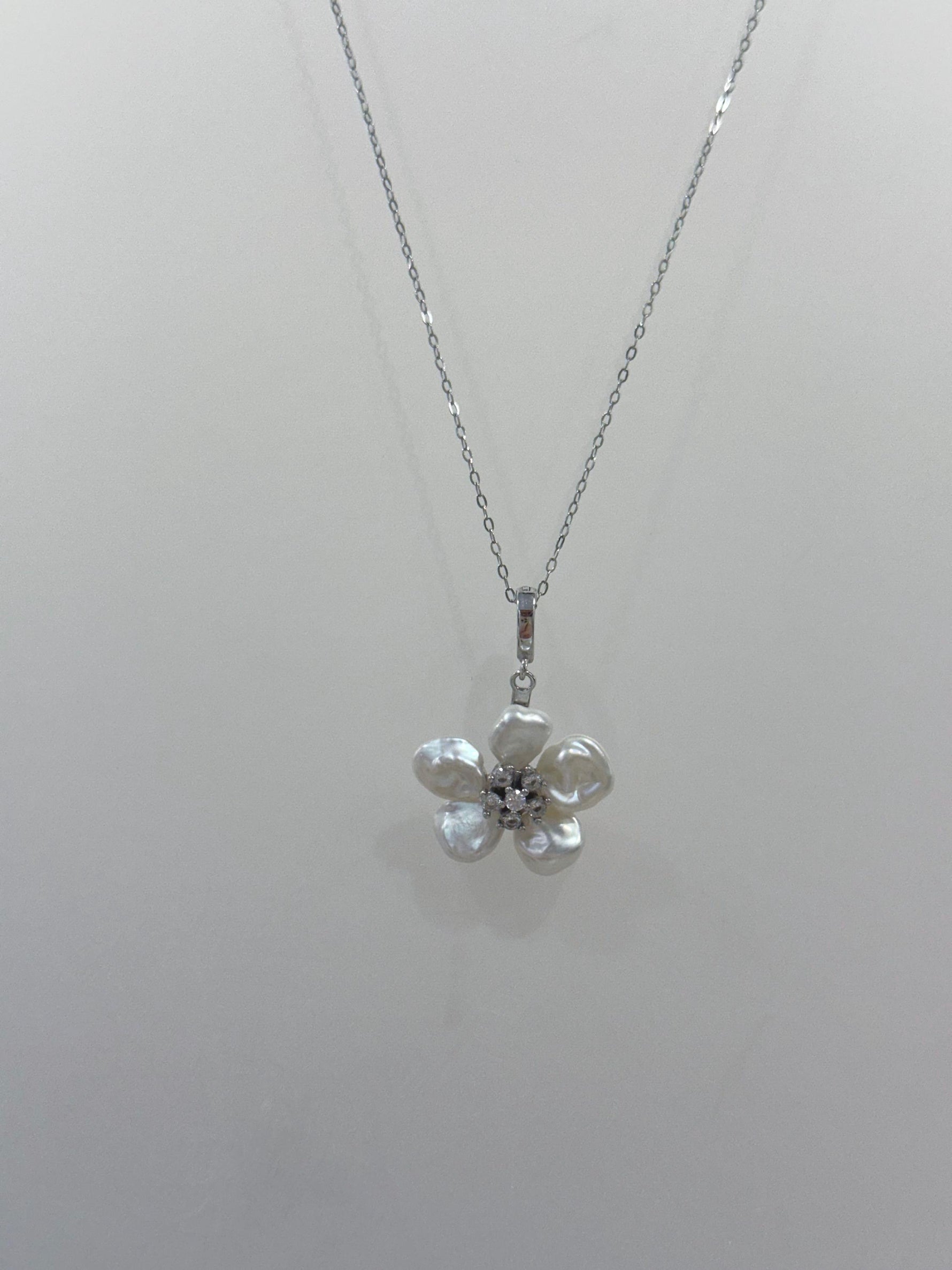 White iridescent Keshi Pearl pendant necklace set for her engagement