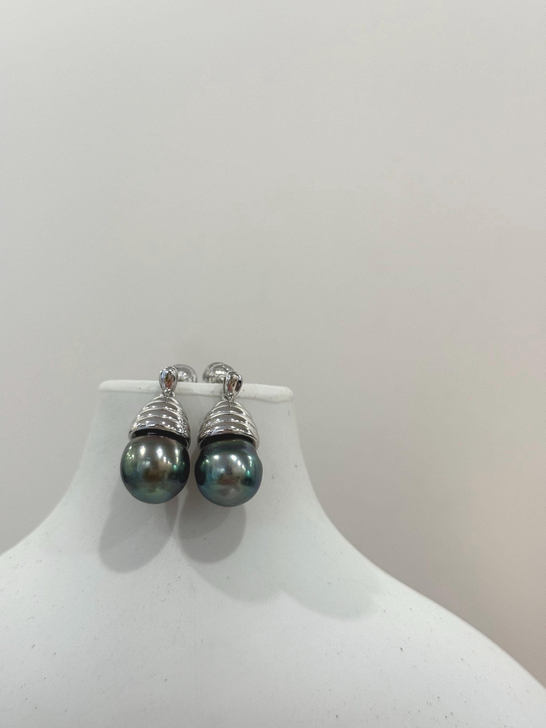 Tahitian peacock Greeen Vintage silver earrings for her daily wear