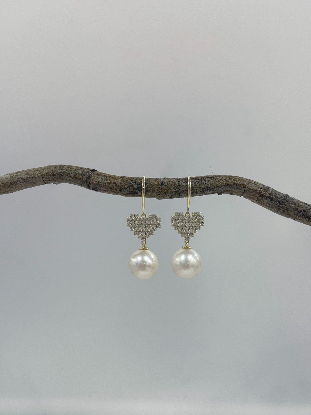 Edison white pearl heart silver earrrings for her birthday