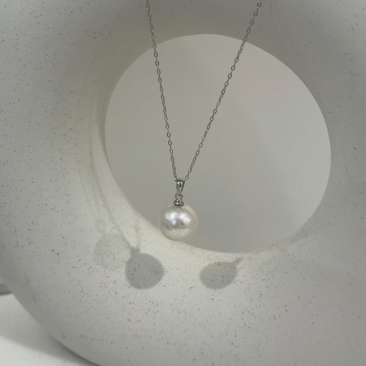 Freshwater Edison white Pearl minimalist silver pendant for her engagement