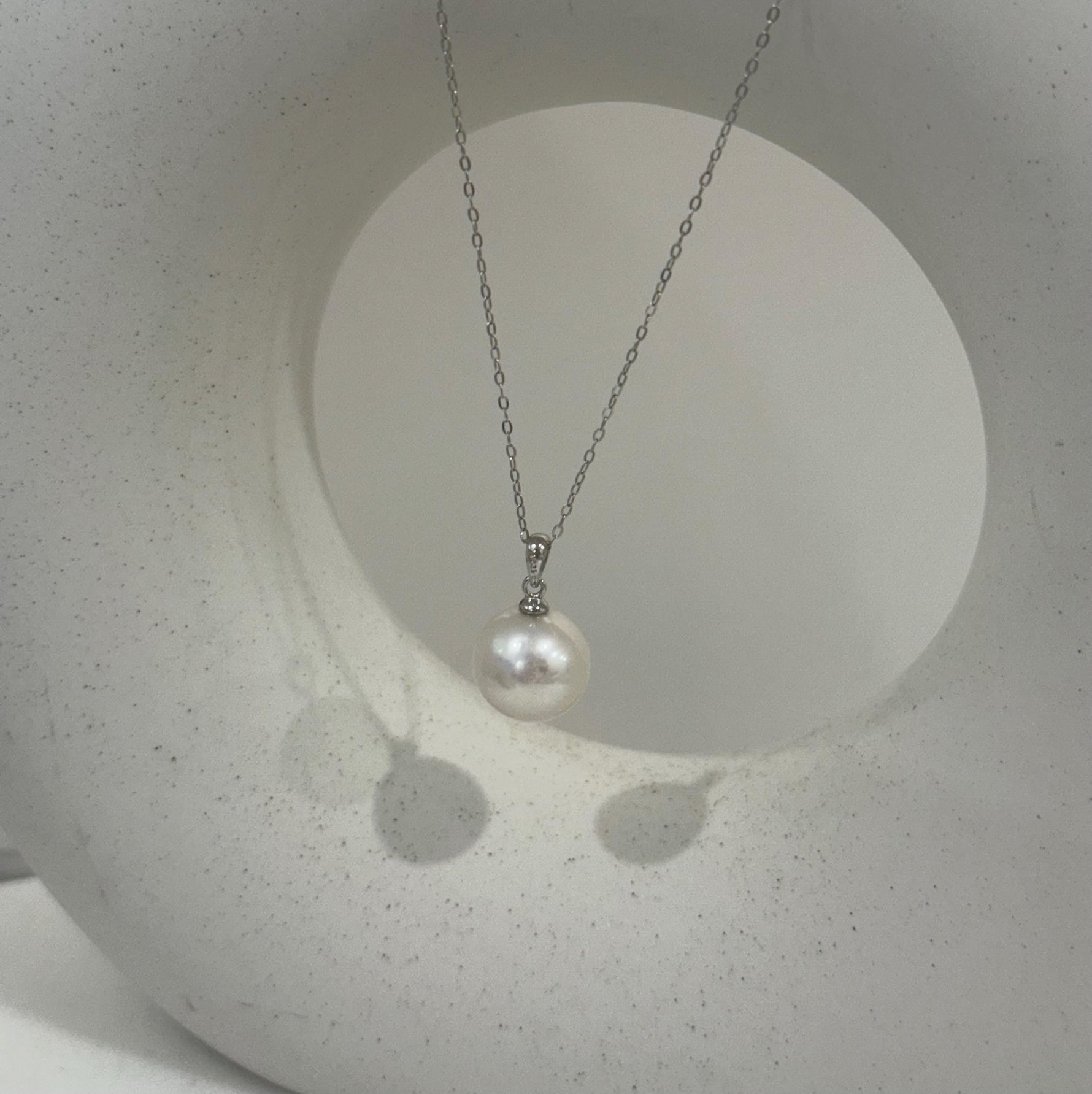 Freshwater Edison white Pearl minimalist silver pendant for her engagement