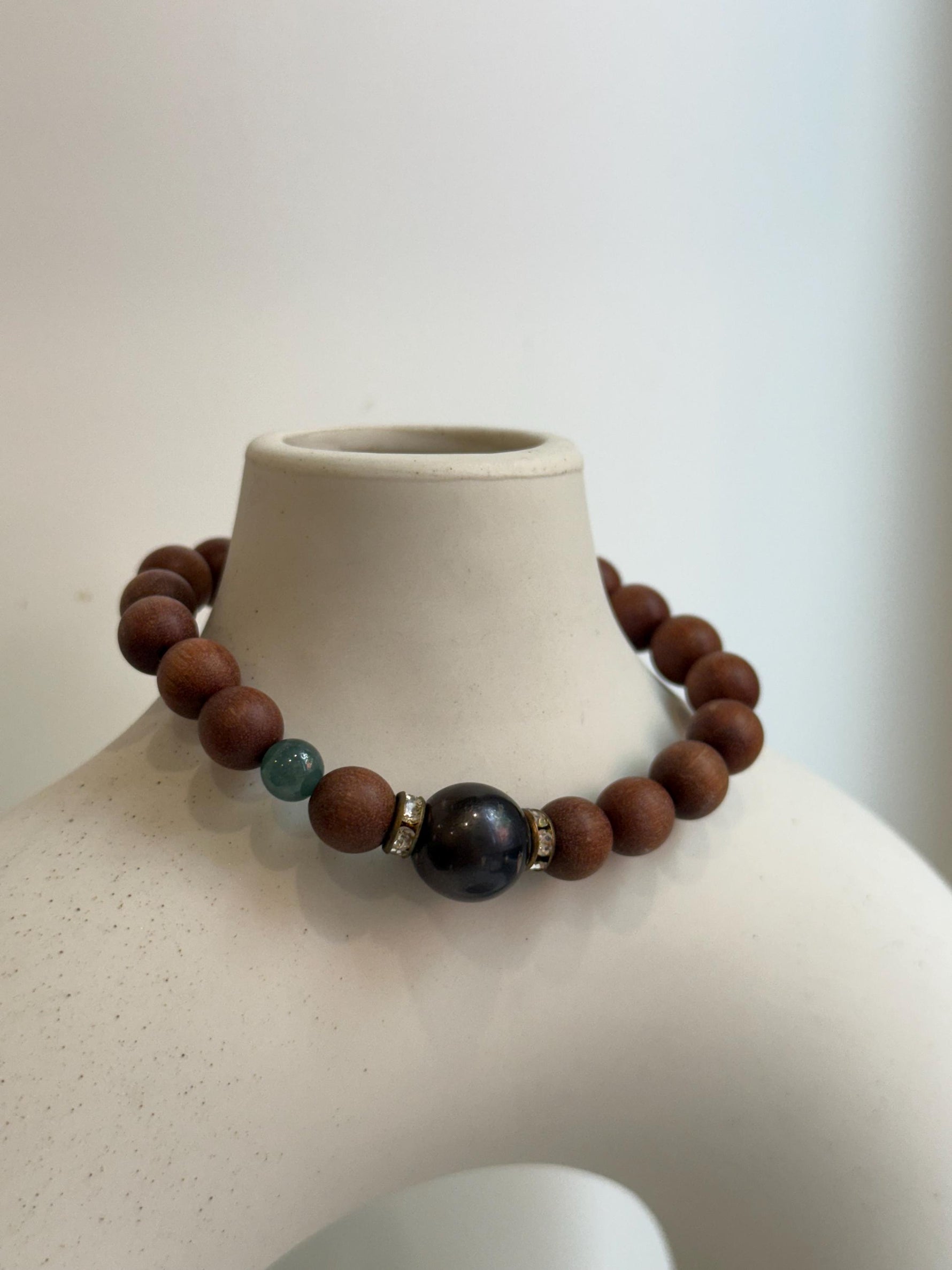 Plum Tahitian ocean pearl sandalwood bracelet for her daily wear