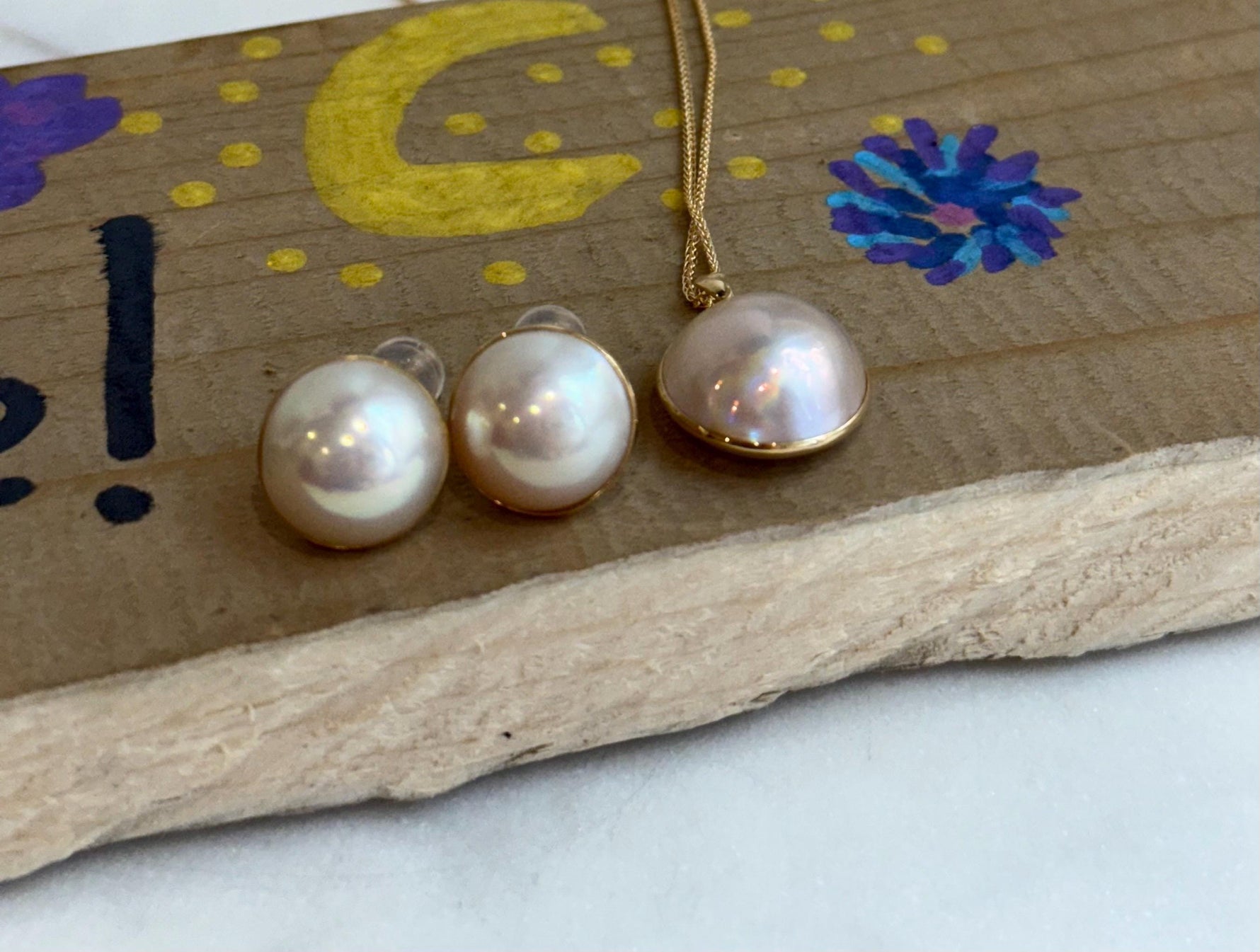 Au750 18K Gold 15mm 12.7mm clean smooth extreme luster Japanese Ocean Mabe ivory with pink hue Pearls pendant earrings