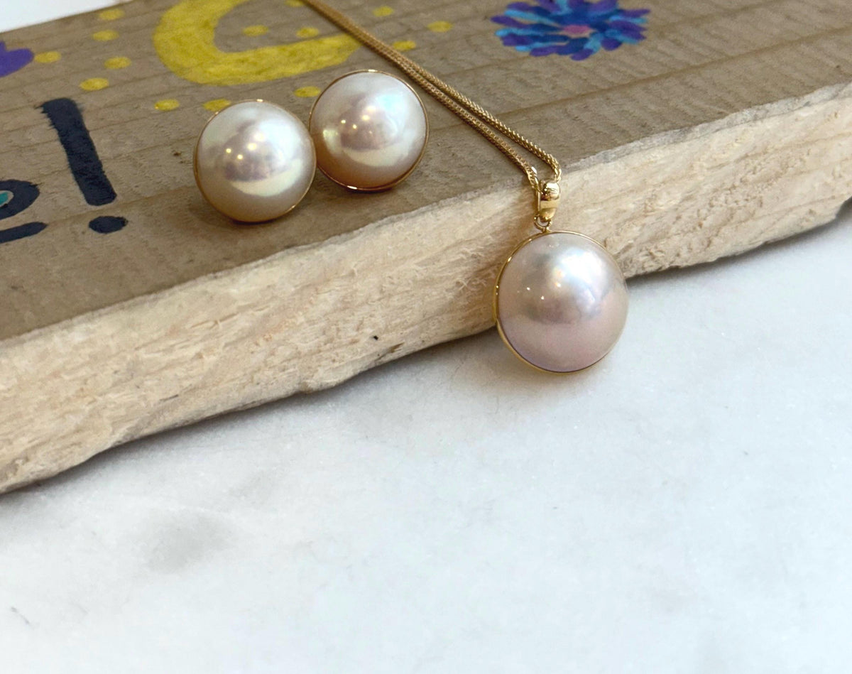 Au750 18K Gold 15mm 12.7mm clean smooth extreme luster Japanese Ocean Mabe ivory with pink hue Pearls pendant earrings