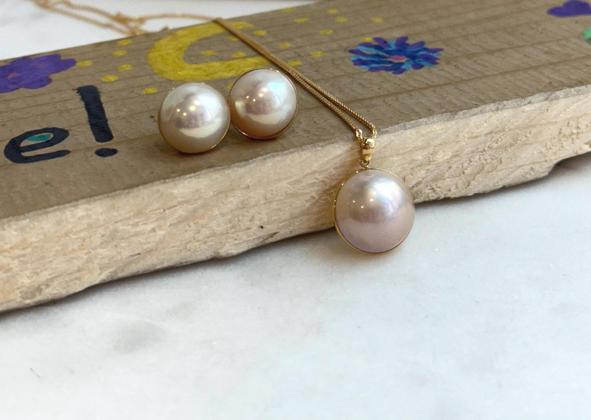 Au750 18K Gold 15mm 12.7mm clean smooth extreme luster Japanese Ocean Mabe ivory with pink hue Pearls pendant earrings