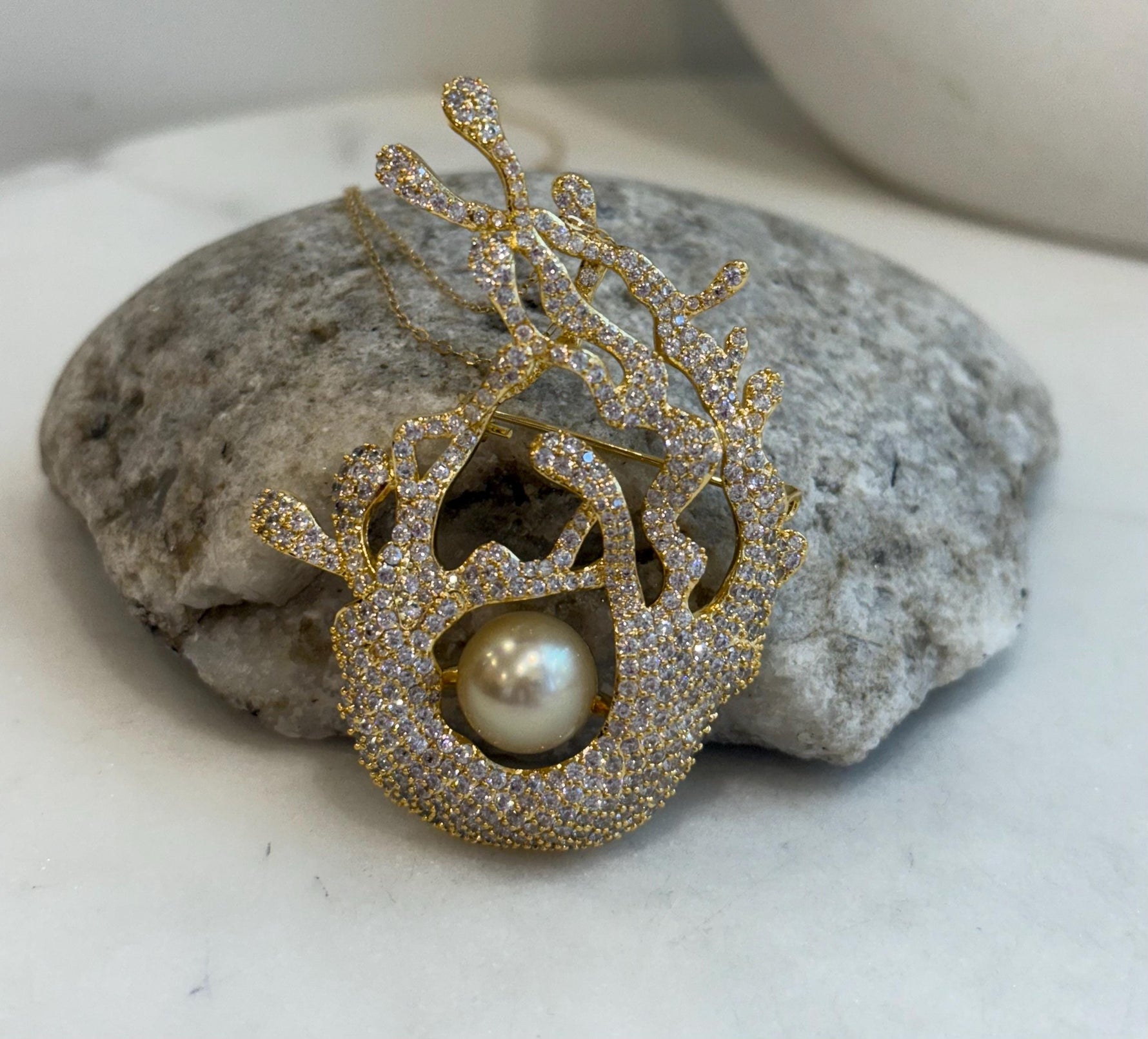South sea golden pearl brooch pendant 2in1: Extreme luster mirrored effect, 10mm, lemon gold pearl, Coral design.