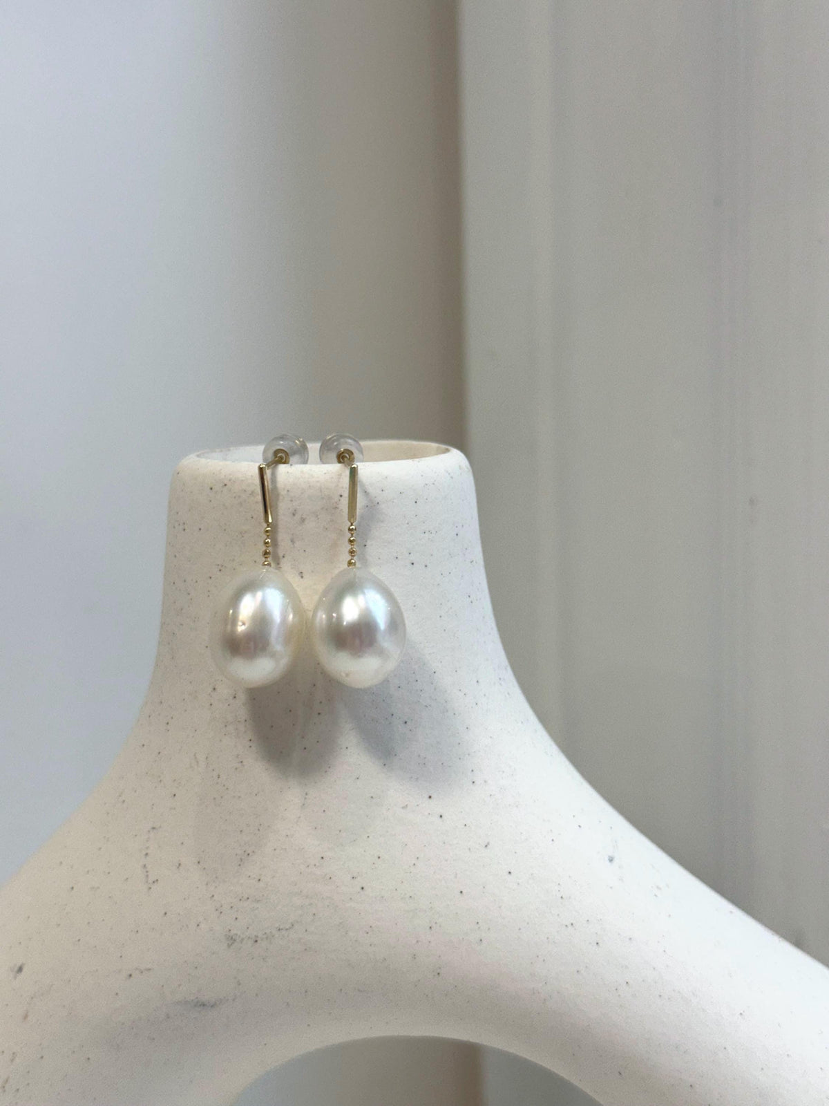 Au750 18K Gold Australian Ocean White Pearls Earrings Chandeliers: Extreme luster mirrored effect, 10.4x13mm Drop, 2.5cm high.