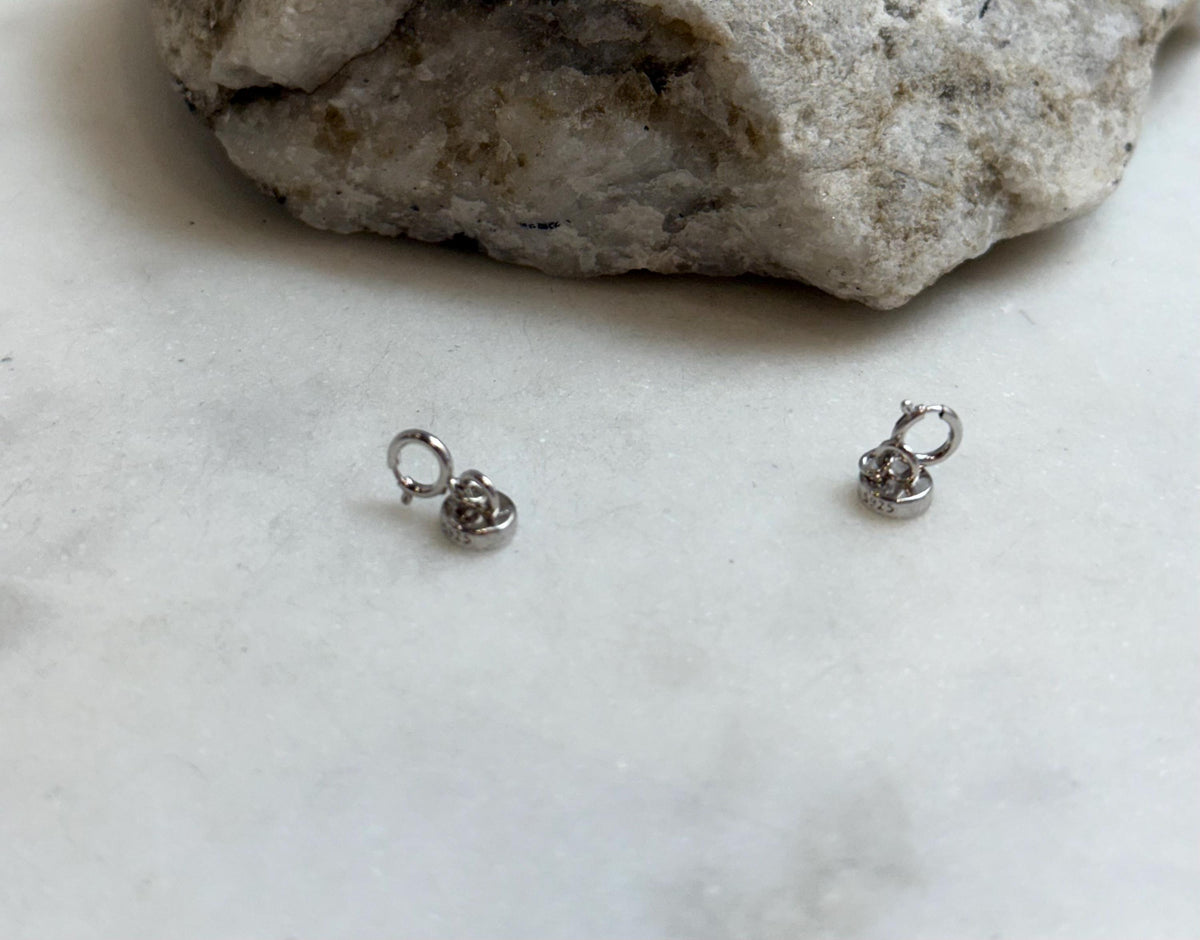 Not for seperate purchase!! s925 magnetic double clips. 21.5mm long, 5mm dia clip hoops. Silver color. Make Put-on easy for necklaces.