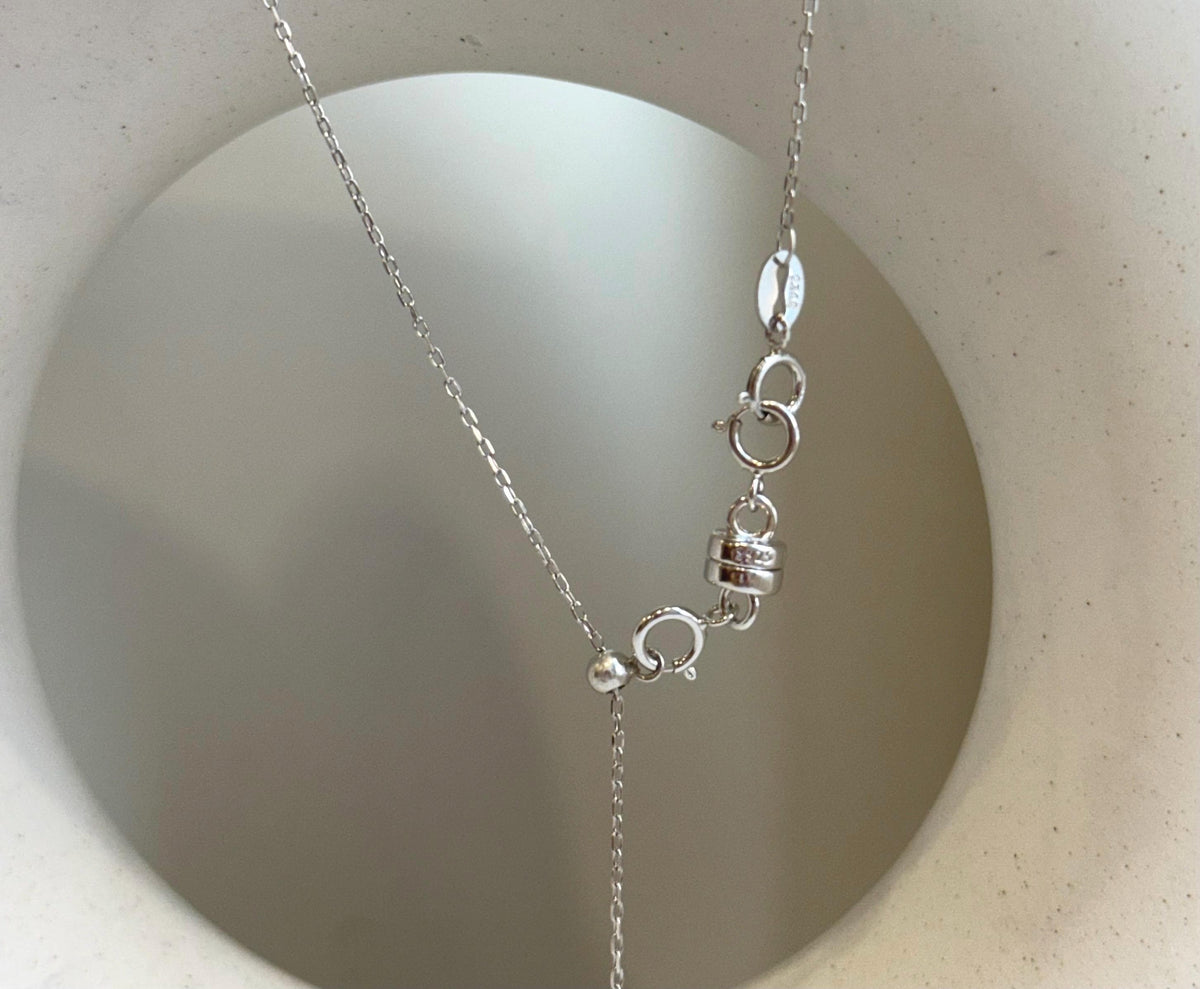 Not for seperate purchase!! s925 magnetic double clips. 21.5mm long, 5mm dia clip hoops. Silver color. Make Put-on easy for necklaces.