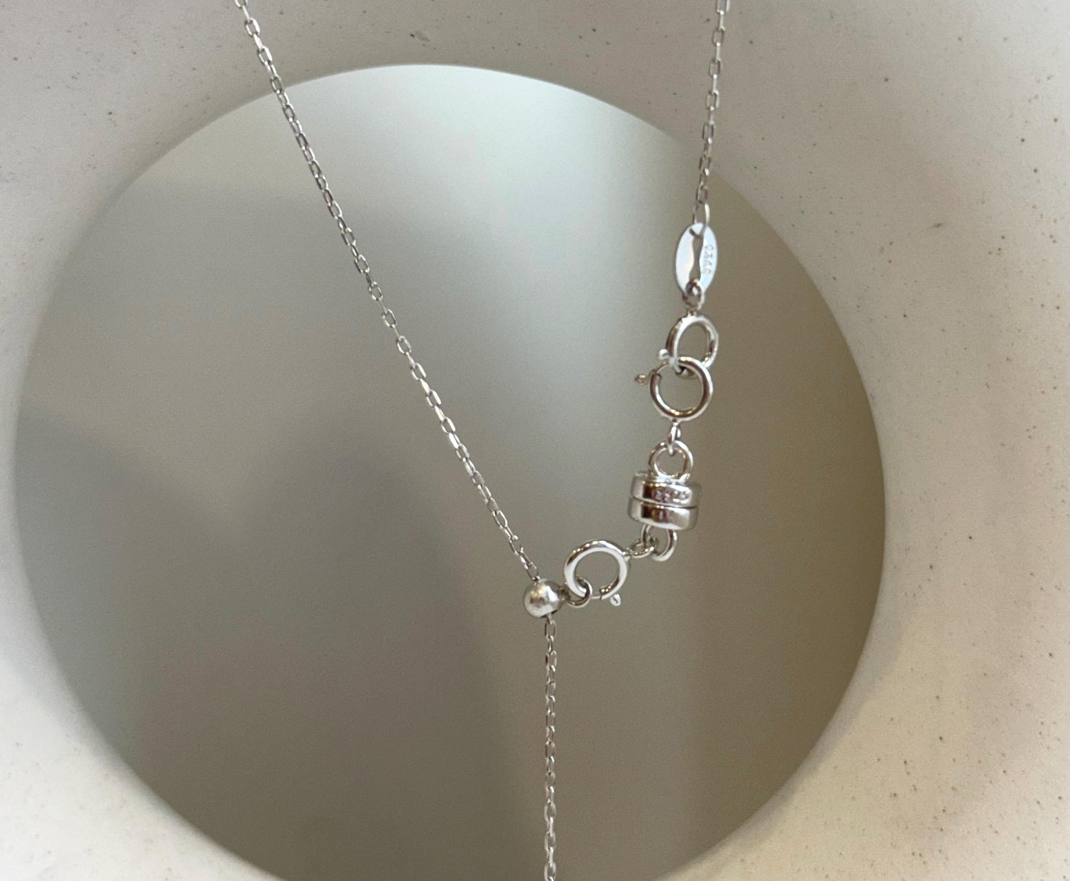Not for seperate purchase!! s925 magnetic double clips. 21.5mm long, 5mm dia clip hoops. Silver color. Make Put-on easy for necklaces.