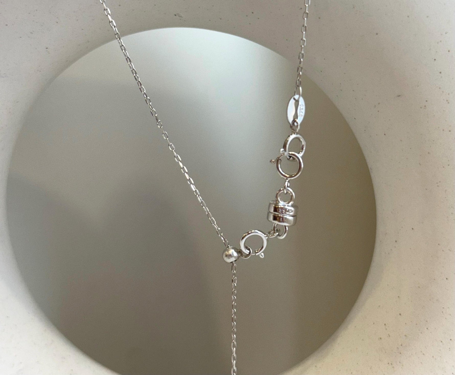 Not for seperate purchase!! s925 magnetic double clips. 21.5mm long, 5mm dia clip hoops. Silver color. Make Put-on easy for necklaces.