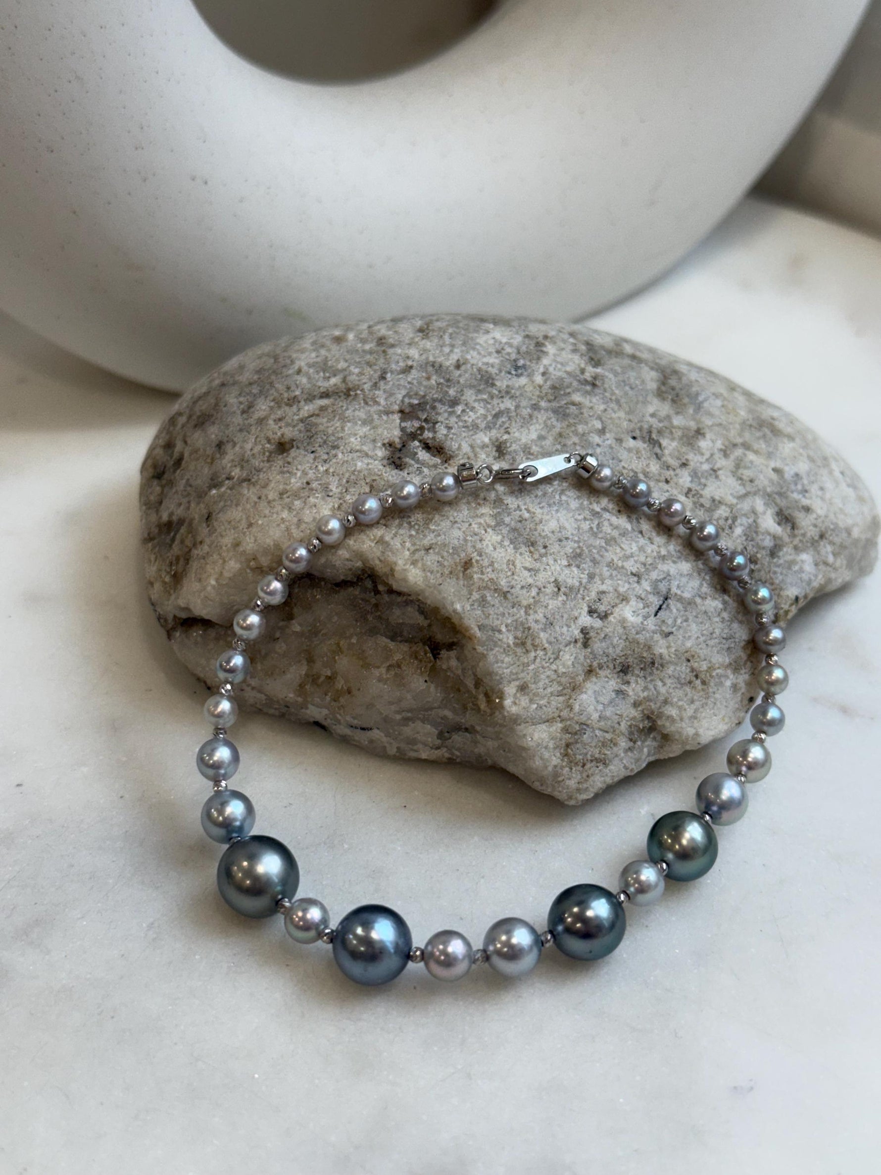 Au750 18K gold 30pcs Akoya Tahitian Ocean Pearls Bracelet: Extreme luster Mirrored effect, 3.5-9.2mm, 18k Gold beads clips, 8”long.