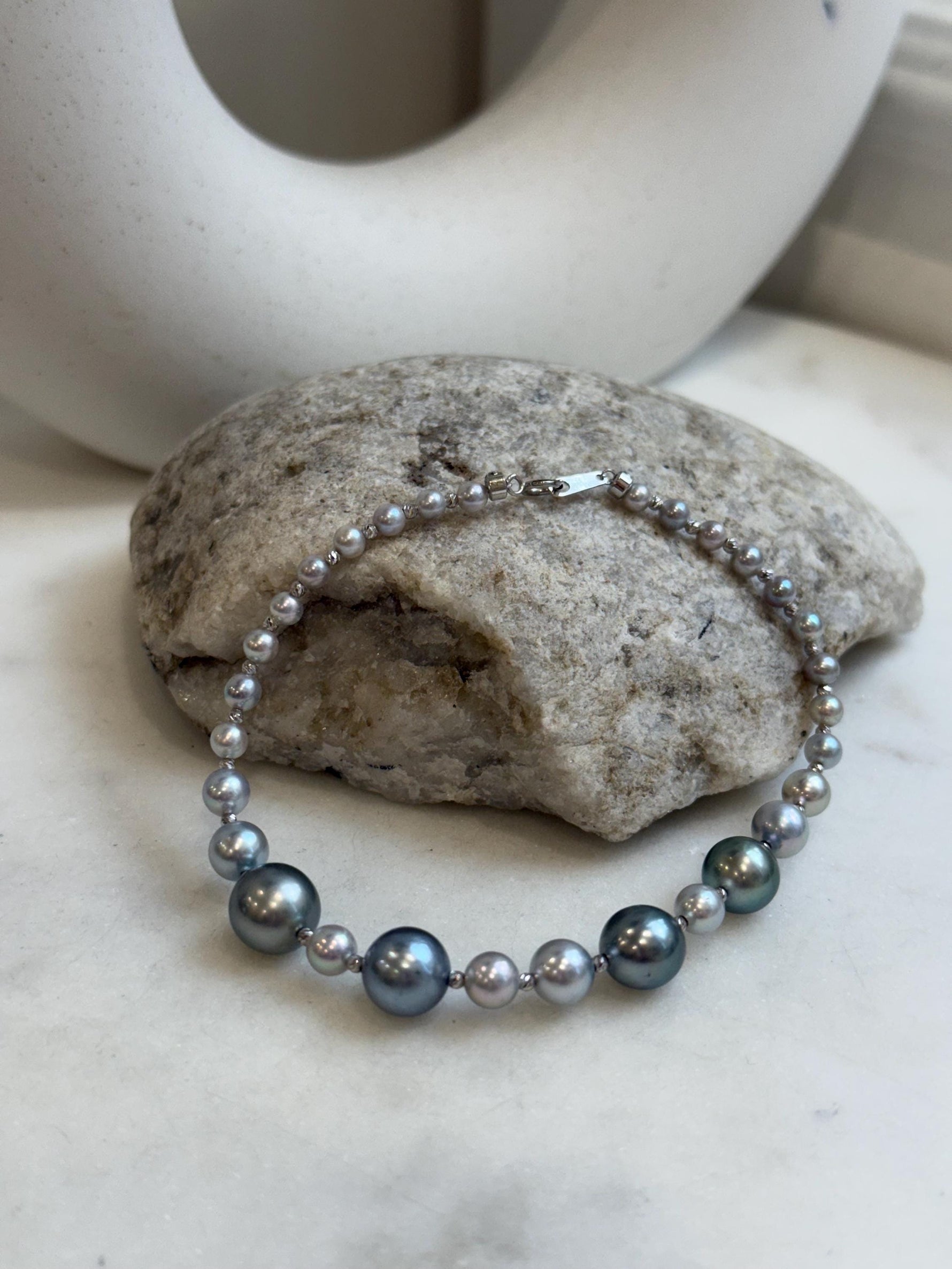Au750 18K gold 30pcs Akoya Tahitian Ocean Pearls Bracelet: Extreme luster Mirrored effect, 3.5-9.2mm, 18k Gold beads clips, 8”long.