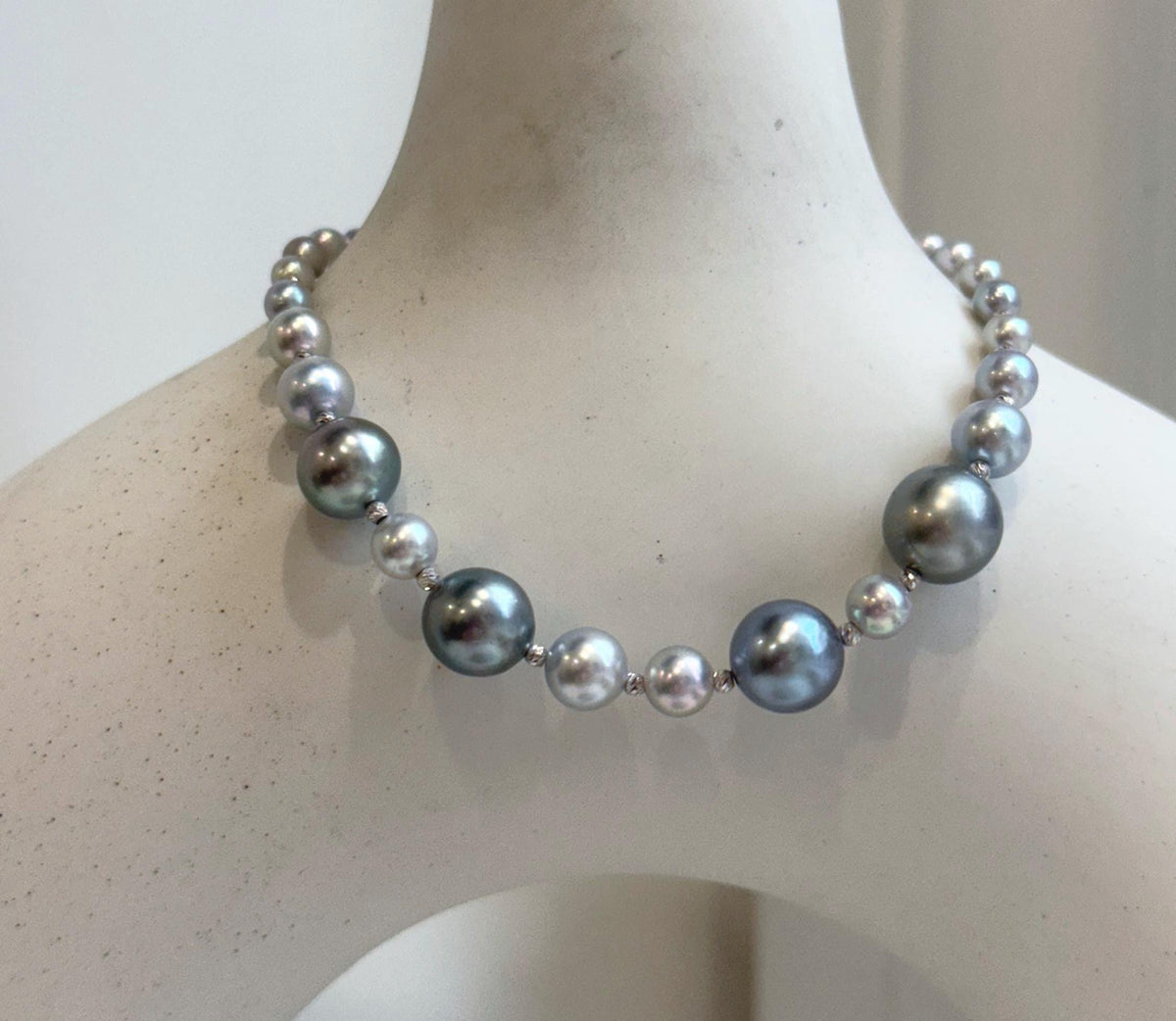 Au750 18K gold 30pcs Akoya Tahitian Ocean Pearls Bracelet: Extreme luster Mirrored effect, 3.5-9.2mm, 18k Gold beads clips, 8”long.