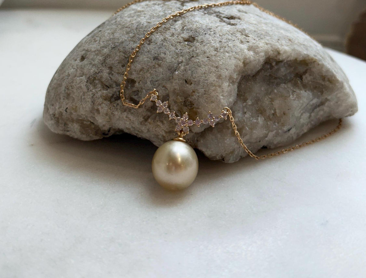 11.5mm South Sea Golden ocean pearl cool Pendant Necklace Set: Extreme luster mirrored, light Gold. To 18.3“