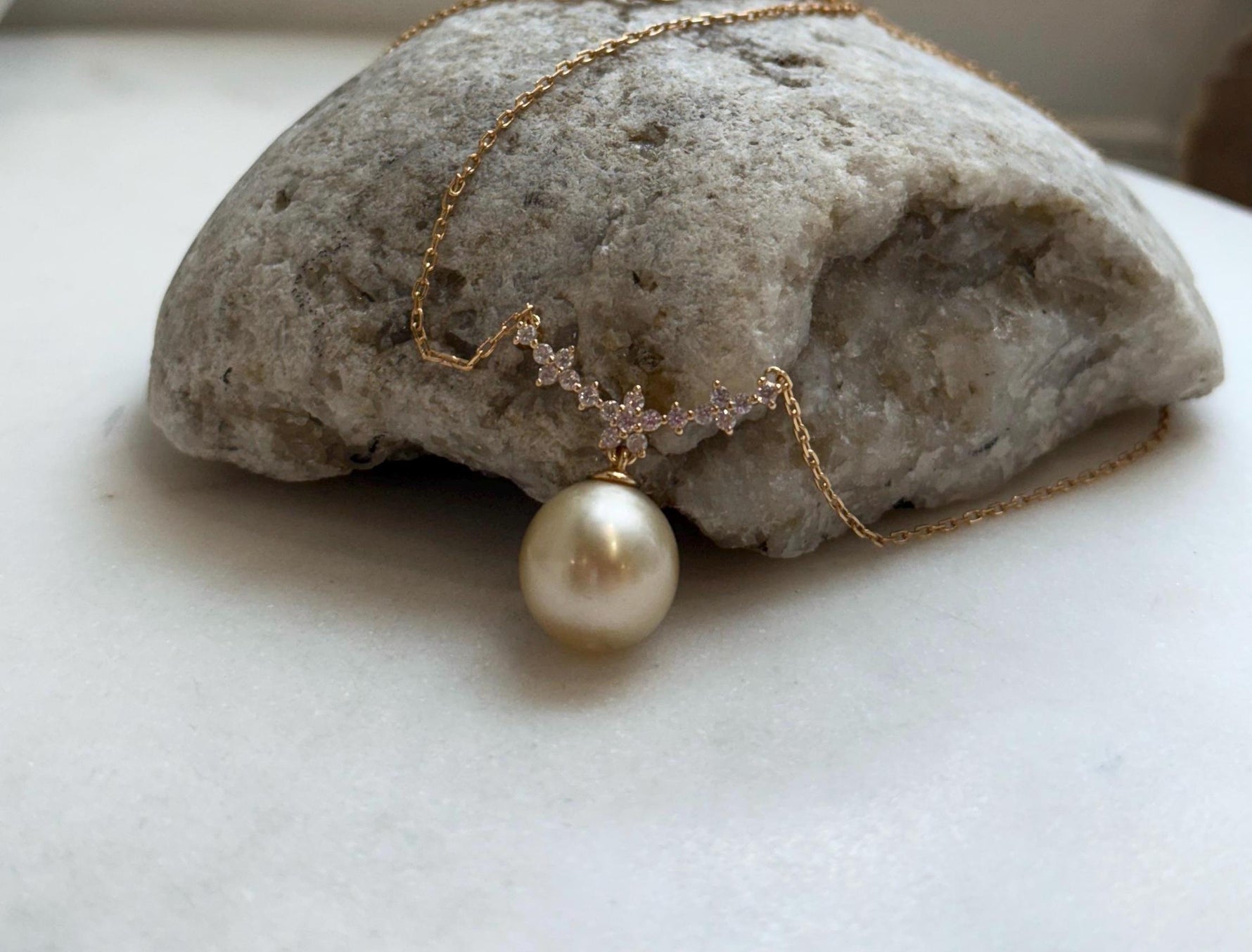 11.5mm South Sea Golden ocean pearl cool Pendant Necklace Set: Extreme luster mirrored, light Gold. To 18.3“