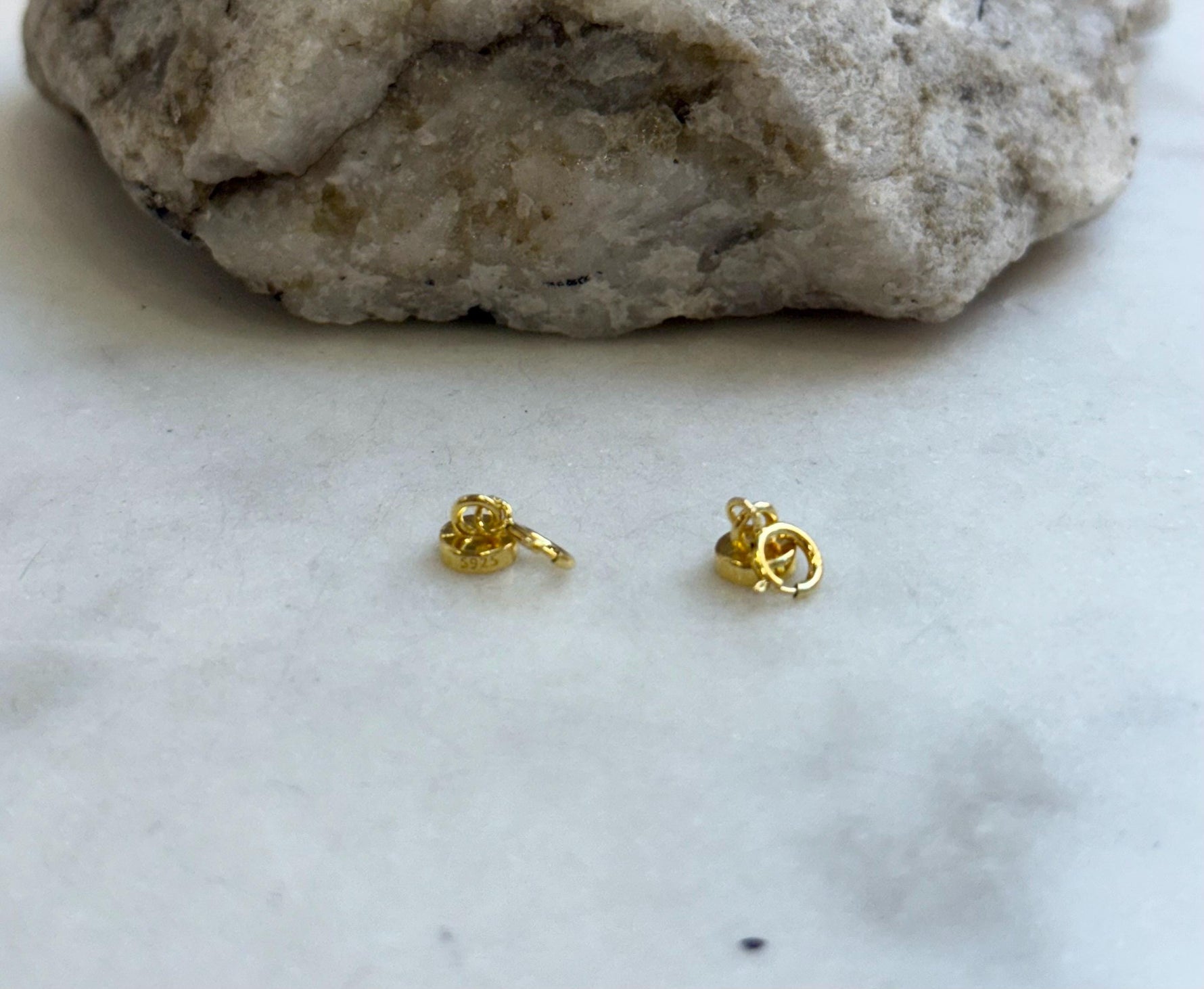 Not for seperate purchase!! s925 magnetic double clips. Gold color. Make Puton easy for necklaces.