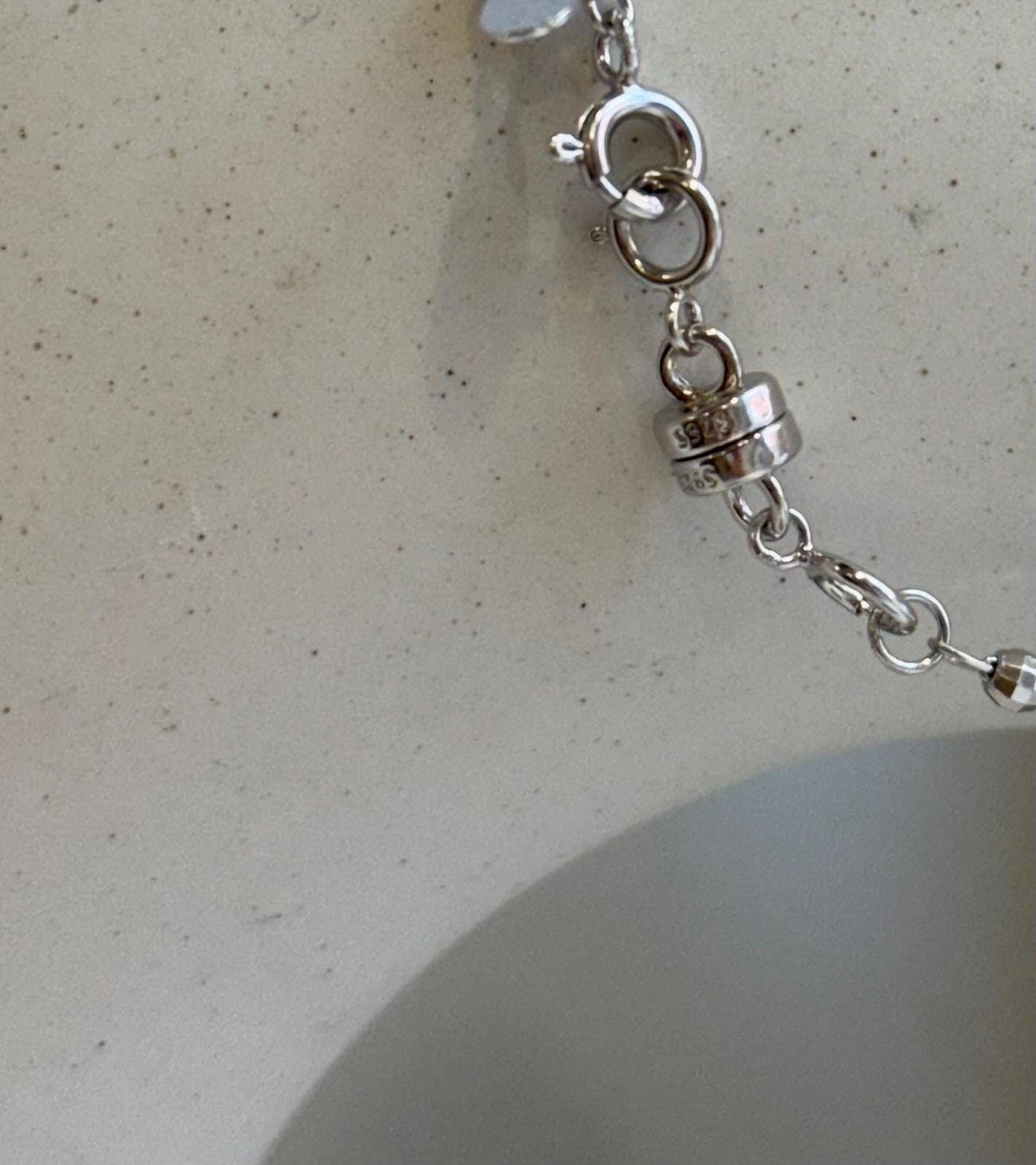 Not for seperate purchase!! s925 magnetic double clips. 21.5mm long, 5mm dia clip hoops. Silver color. Make Put-on easy for necklaces.