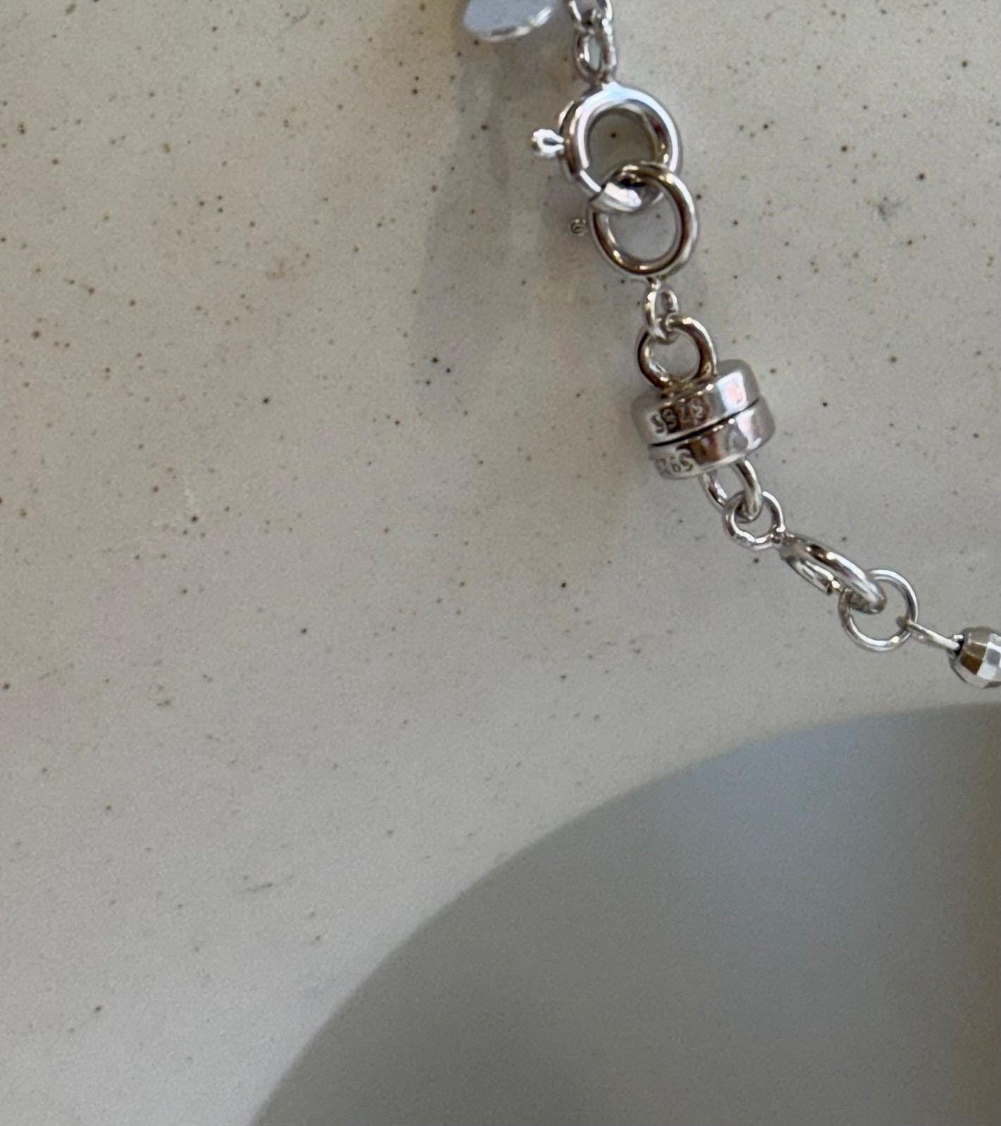 Not for seperate purchase!! s925 magnetic double clips. 21.5mm long, 5mm dia clip hoops. Silver color. Make Put-on easy for necklaces.