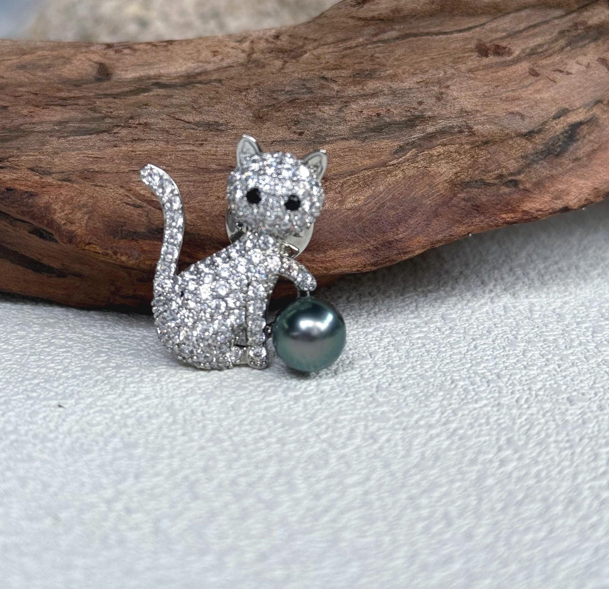 Tahitian Ocean Pearl Cat Brooch Pendant 2in1: Extreme luster mirrored, 9.3mm peacock Green pearl, 3.2x3.2cm, with S925 silver chain.