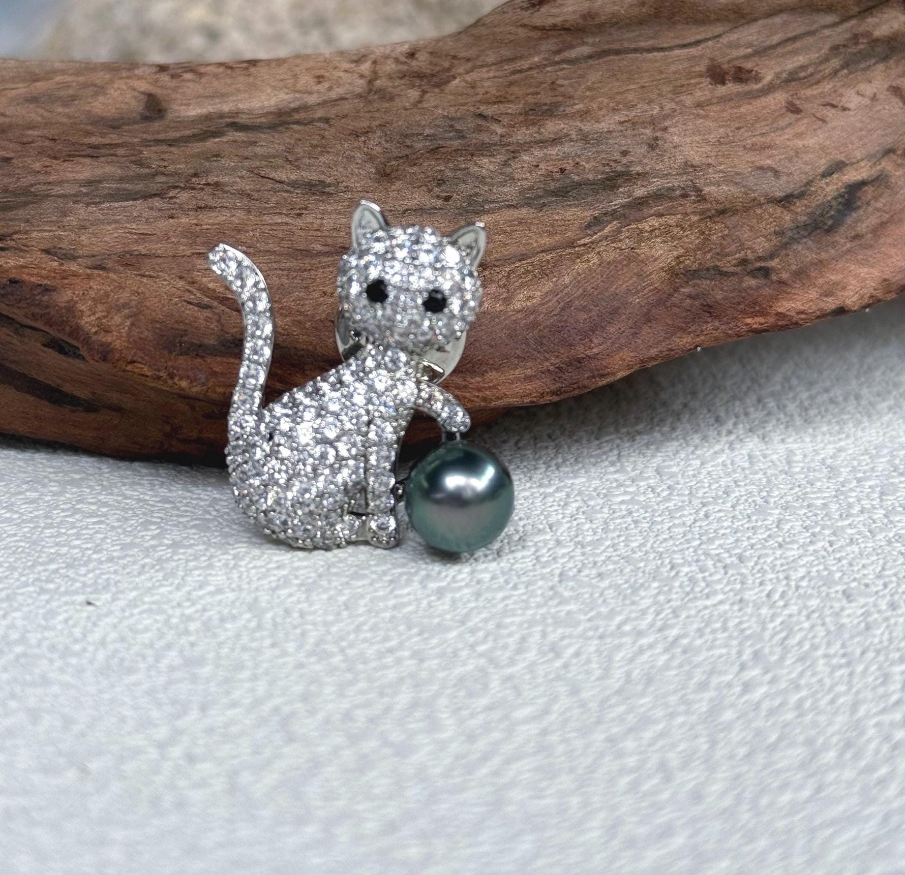 Tahitian Ocean Pearl Cat Brooch Pendant 2in1: Extreme luster mirrored, 9.3mm peacock Green pearl, 3.2x3.2cm, with S925 silver chain.