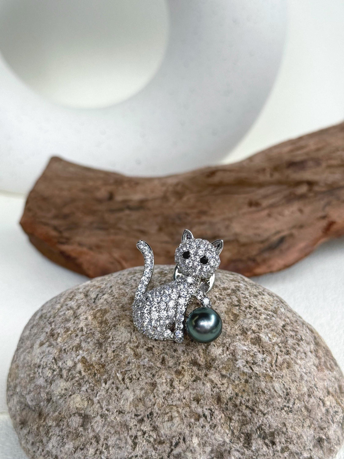 Tahitian Ocean Pearl Cat Brooch Pendant 2in1: Extreme luster mirrored, 9.3mm peacock Green pearl, 3.2x3.2cm, with S925 silver chain. gift for her birthday