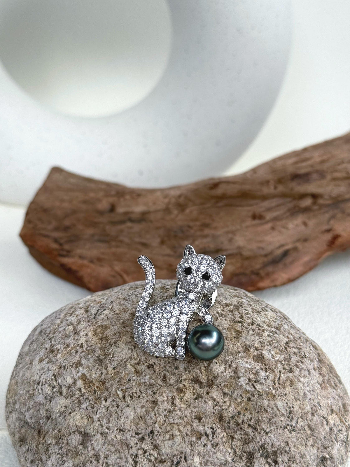 Tahitian Ocean Pearl Cat Brooch Pendant 2in1: Extreme luster mirrored, 9.3mm peacock Green pearl, 3.2x3.2cm, with S925 silver chain.