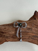 Tahitian Ocean Pearl Brooch: Extreme luster mirrored, 10.2mm gorgeous peacock green pearl, butterfly Bow Copper Brooch.