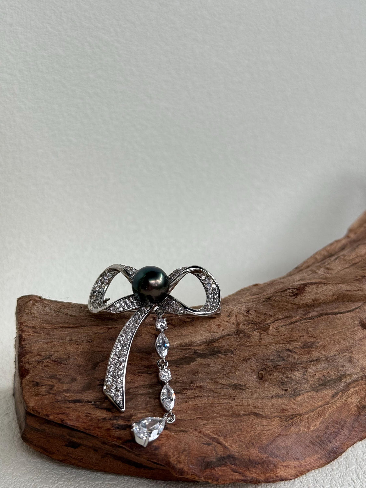 Tahitian Ocean Pearl Brooch: Extreme luster mirrored, 10.2mm gorgeous peacock green pearl, butterfly Bow Copper Brooch.