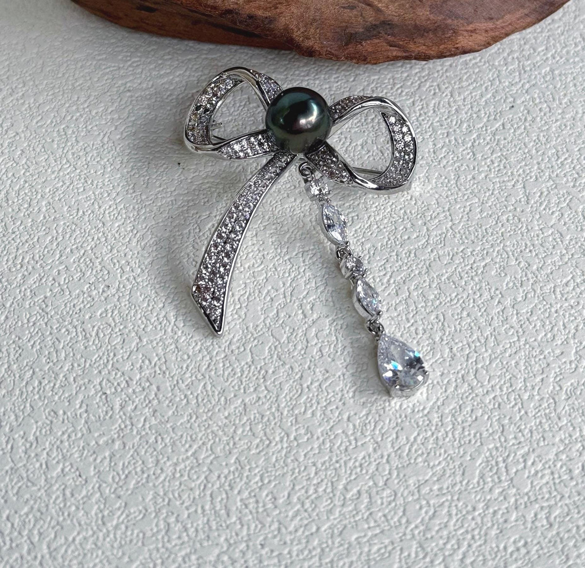 Tahitian Ocean Pearl Brooch: Extreme luster mirrored, 10.2mm gorgeous peacock green pearl, butterfly Bow Copper Brooch.