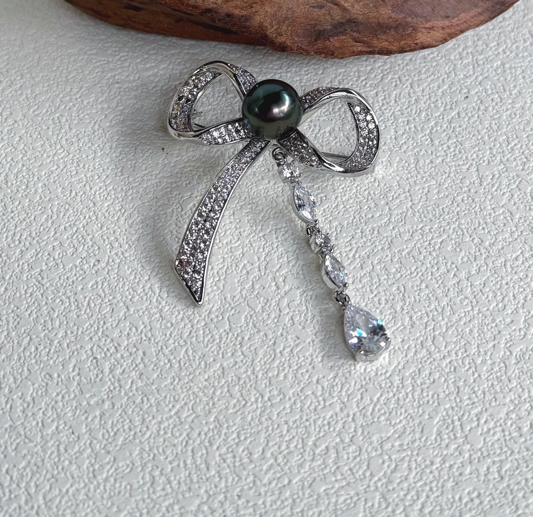 Tahitian Ocean Pearl Brooch: Extreme luster mirrored, 10.2mm gorgeous peacock green pearl, butterfly Bow Copper Brooch.