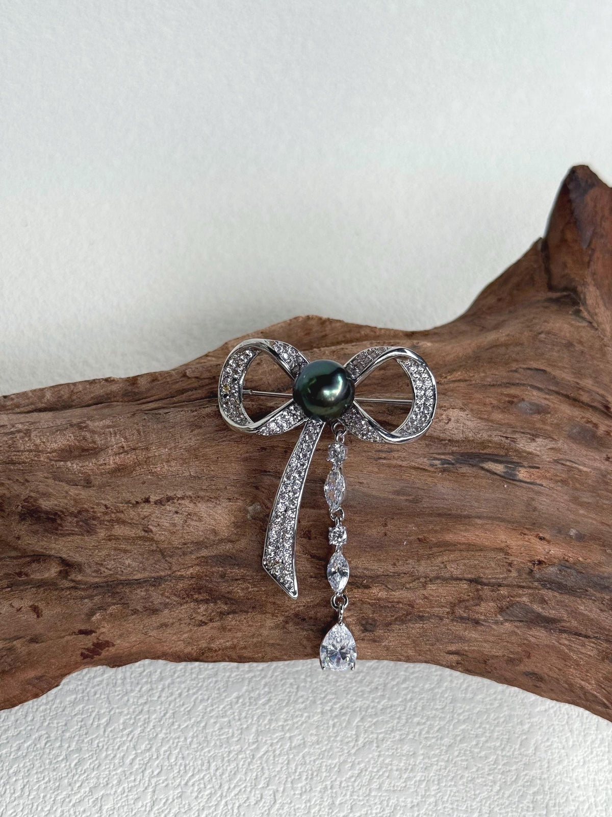 Tahitian Ocean Pearl Brooch: Extreme luster mirrored, 10.2mm gorgeous peacock green pearl, butterfly Bow Copper Brooch.