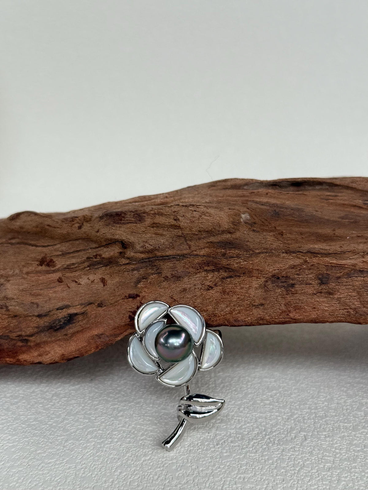 Tahitian Ocean Pearl Brooch Pendant 2in1: Extreme Luster mirrrored, 9.2mm, peacock green pearl, 2.5x3.8cm, S925 silver chain.