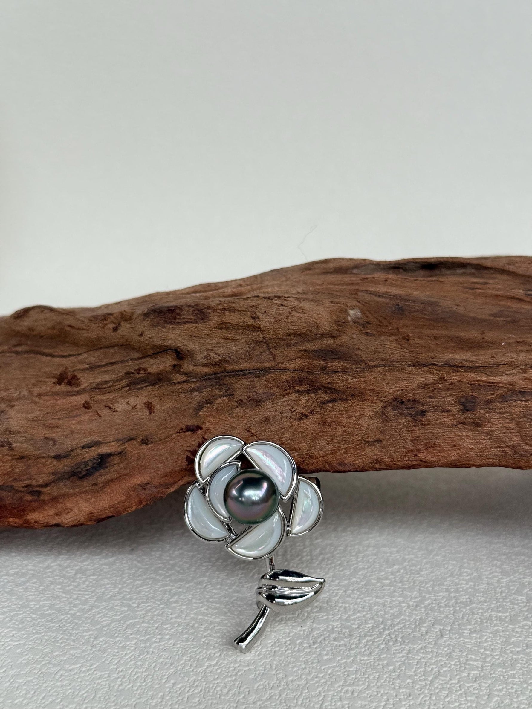 Tahitian Ocean Pearl Brooch Pendant 2in1: Extreme Luster mirrrored, 9.2mm, peacock green pearl, 2.5x3.8cm, S925 silver chain.