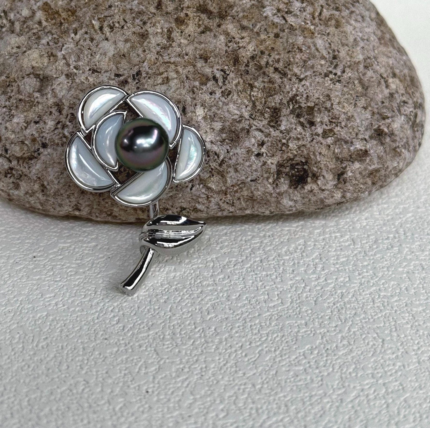 Tahitian Ocean Pearl Brooch Pendant 2in1: Extreme Luster mirrrored, 9.2mm, peacock green pearl, 2.5x3.8cm, S925 silver chain.