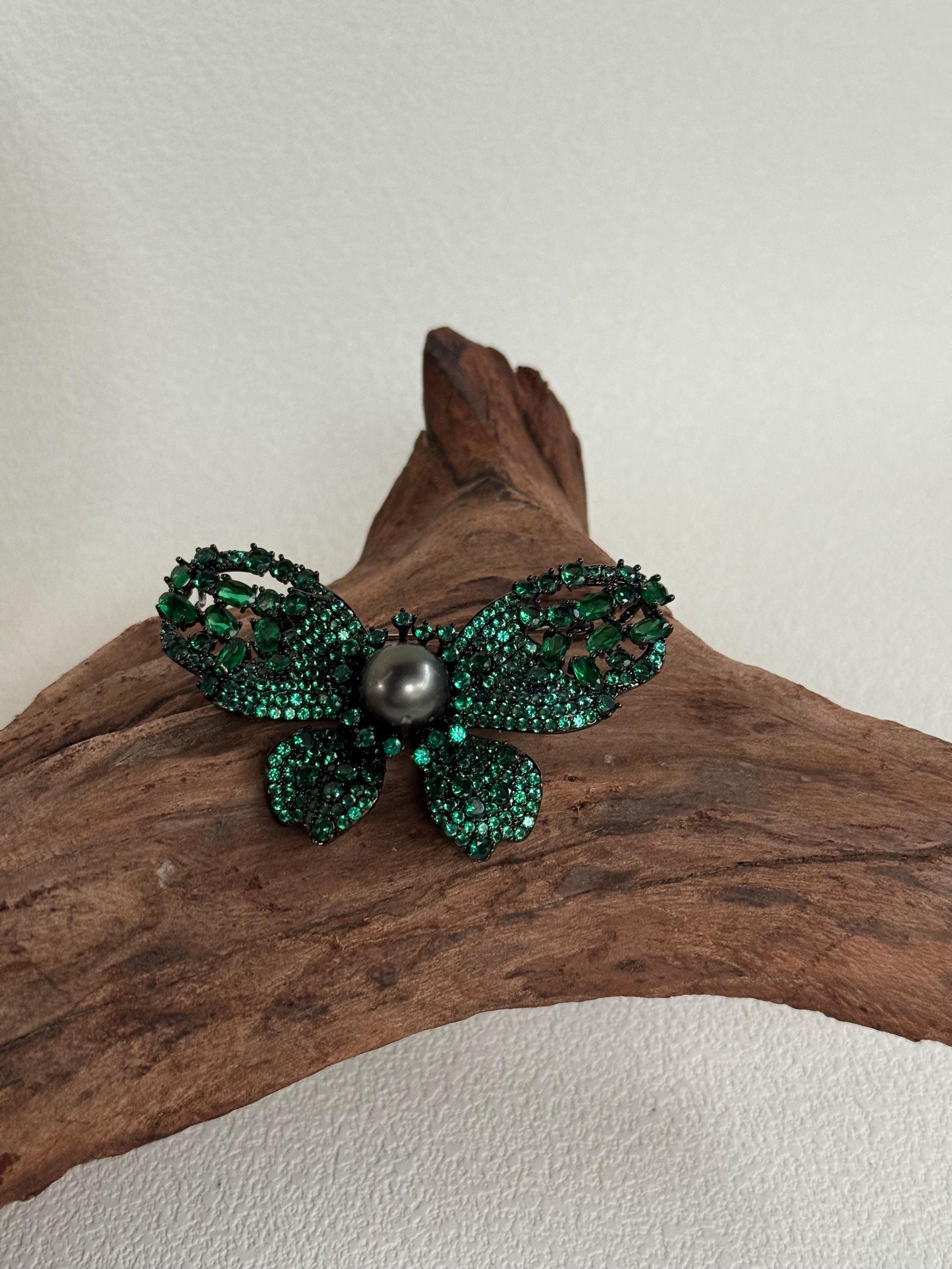Tahitian Ocean Pearl Butterfly Brooch Pendant 2in1: Extreme Luster mirrrored, 10.2mm, platinum black pearl, 6x4cm, S925 silver chain.