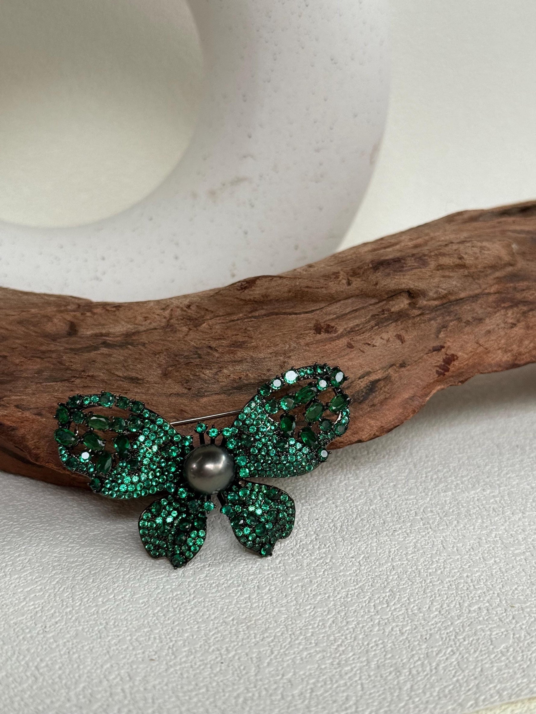 Tahitian Ocean Pearl Butterfly Brooch Pendant 2in1: Extreme Luster mirrrored, 10.2mm, platinum black pearl, 6x4cm, S925 silver chain.