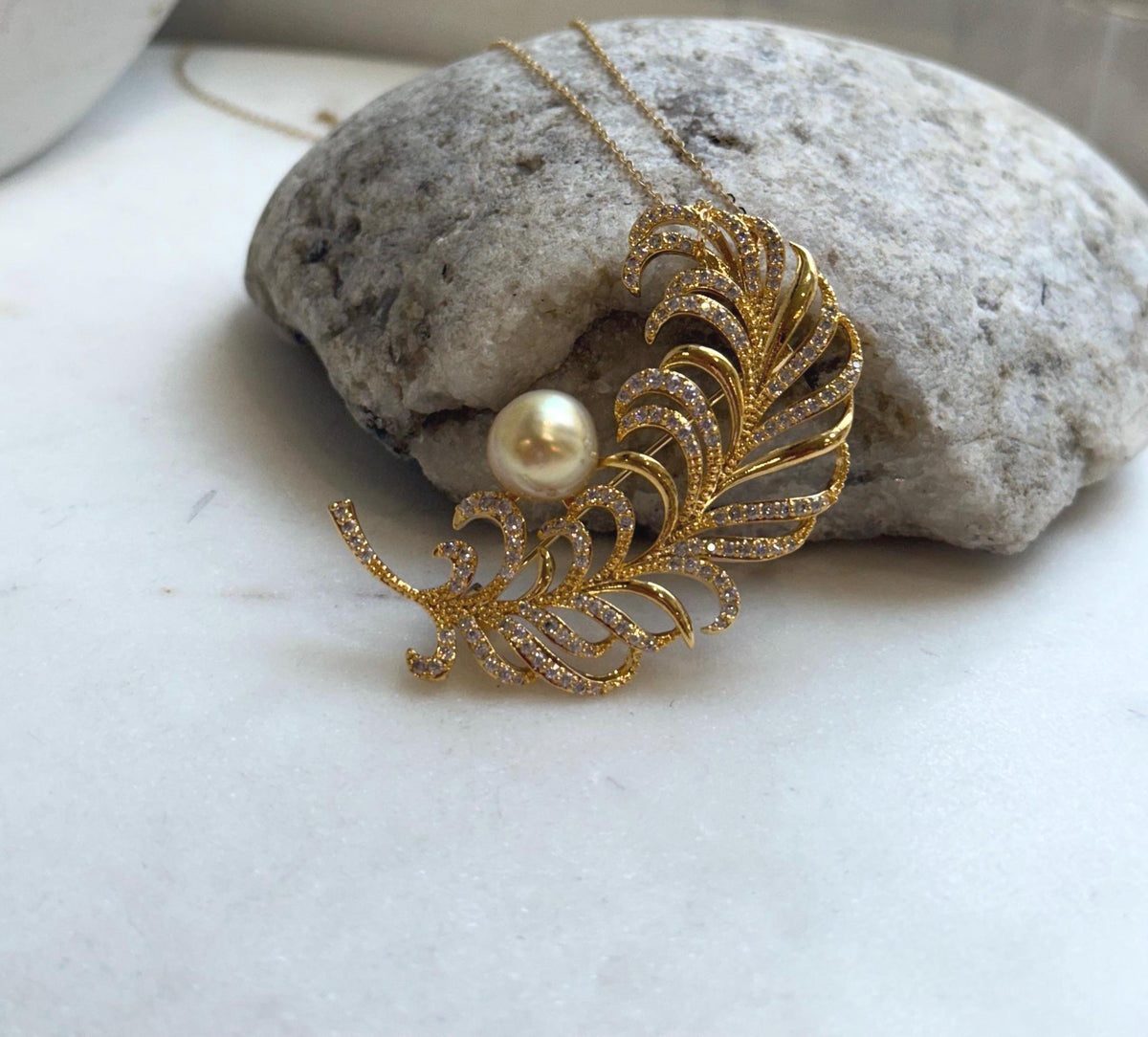 South sea golden pearl brooch pendant 2in1: Extreme strong luster mirrored, 9.5mm, pure gold. Feather design Brooch with s925 silver chain.