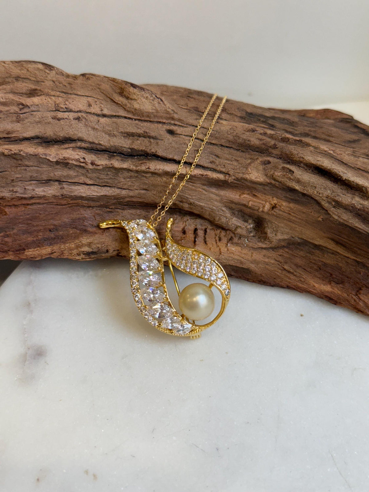 South sea golden pearl brooch pendant 2in1: Extreme strong luster mirrored, 9.3mm, light gold. Vintage design Brooch with s925 silver chain.