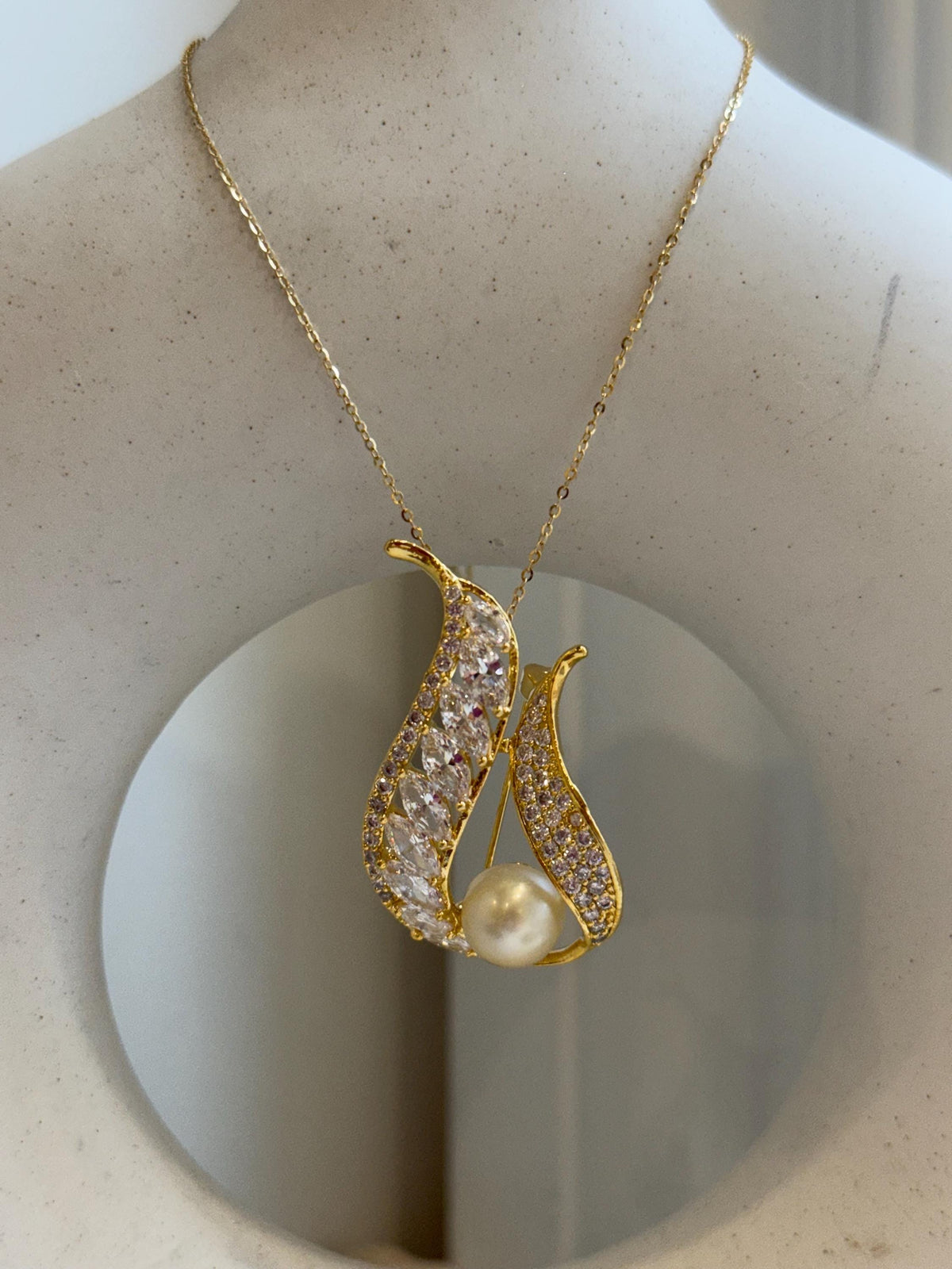 South sea golden pearl brooch pendant 2in1: Extreme strong luster mirrored, 9.3mm, light gold. Vintage design Brooch with s925 silver chain.