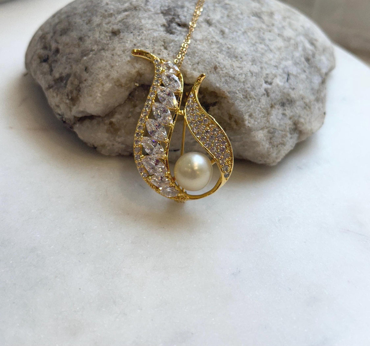 South sea golden pearl brooch pendant 2in1: Extreme strong luster mirrored, 9.3mm, light gold. Vintage design Brooch with s925 silver chain.