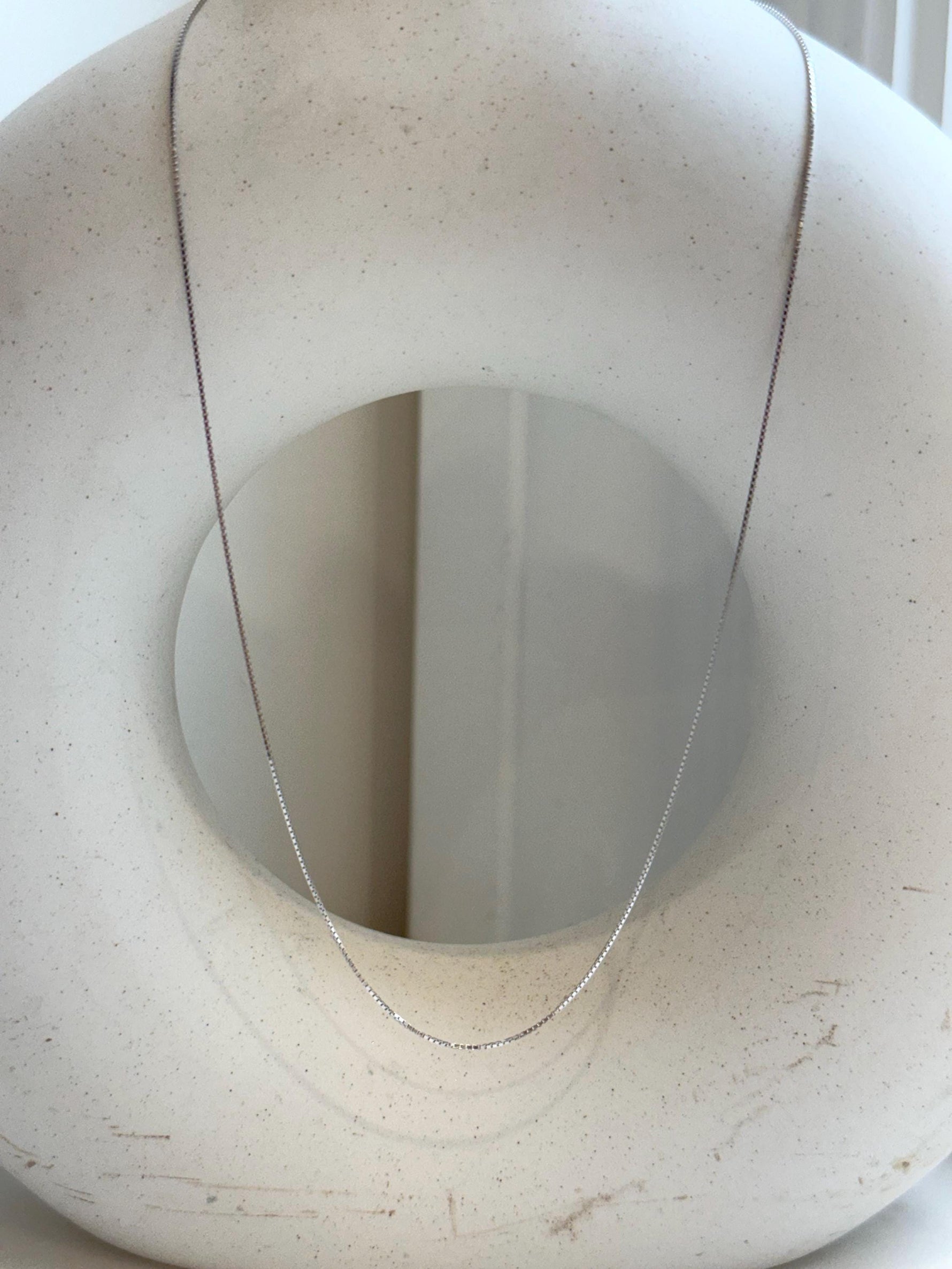 Not for seperate purchase!! 0.6mm thick s925 silver box chain necklace, adjustable size to 17.3”, with needle for floating pendant. Silver.