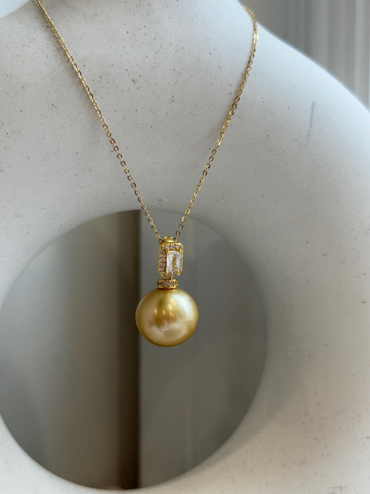 15.1m South Sea deep golden Ocean Pearl pendant: Extreme luster mirrored, deep gold pearl, 2.5cm high, S925 silver pendant chain set.