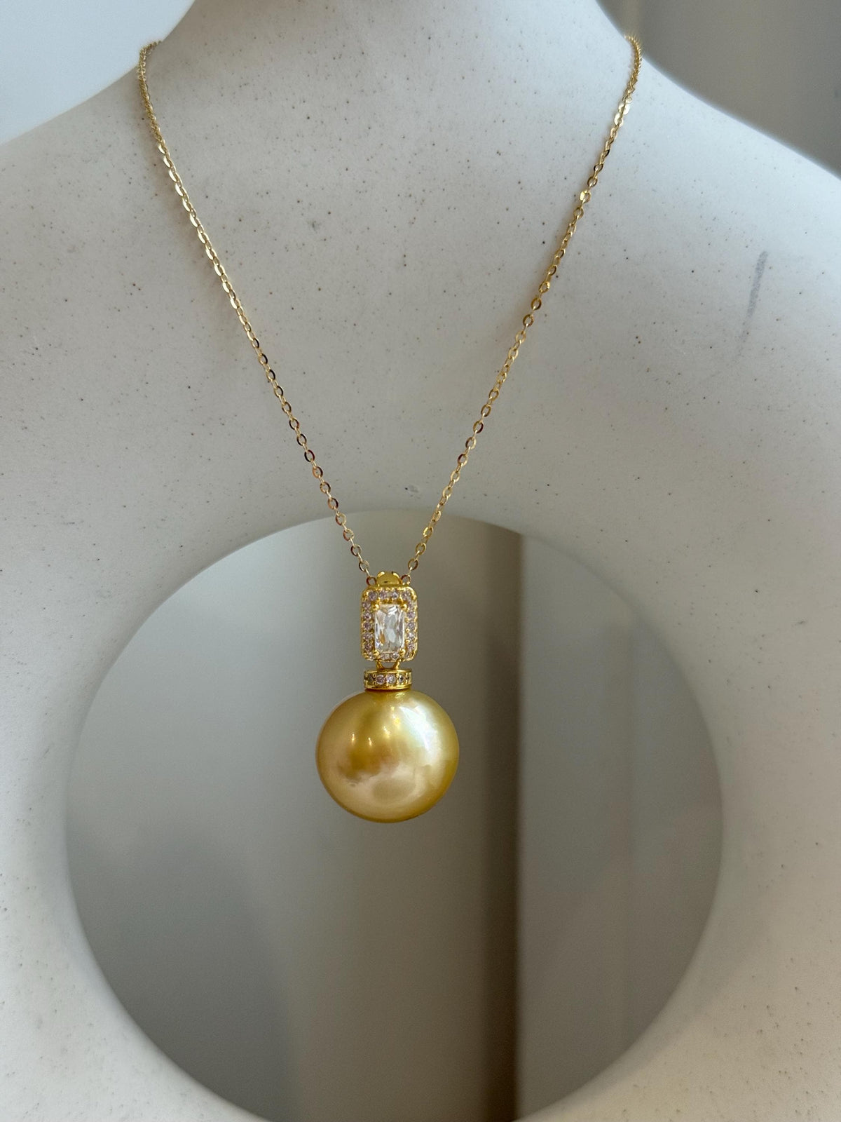 15.1m South Sea deep golden Ocean Pearl pendant: Extreme luster mirrored, deep gold pearl, 2.5cm high, S925 silver pendant chain set.