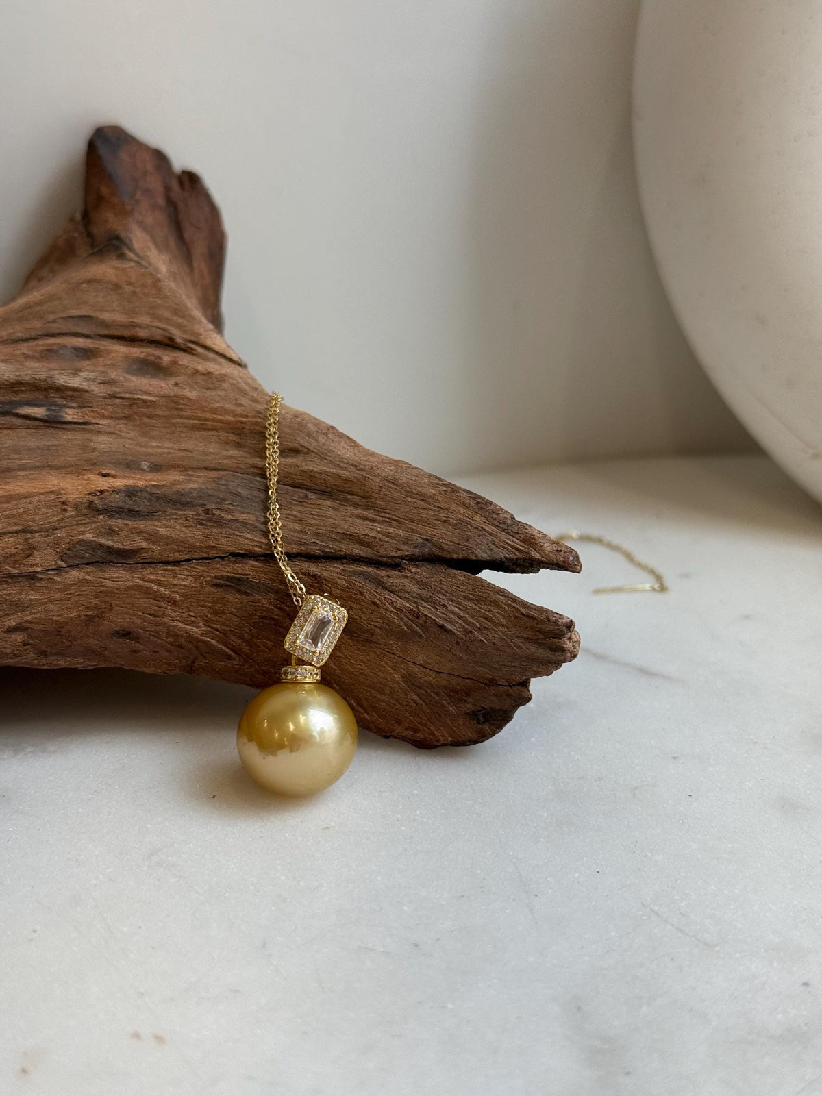 15.1m South Sea deep golden Ocean Pearl pendant: Extreme luster mirrored, deep gold pearl, 2.5cm high, S925 silver pendant chain set.
